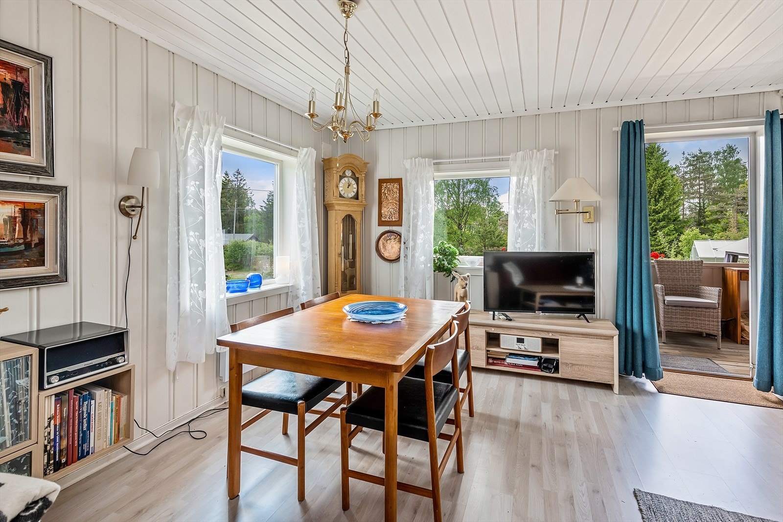 Fra stuen er det utgang til terrasse. Galleribilde