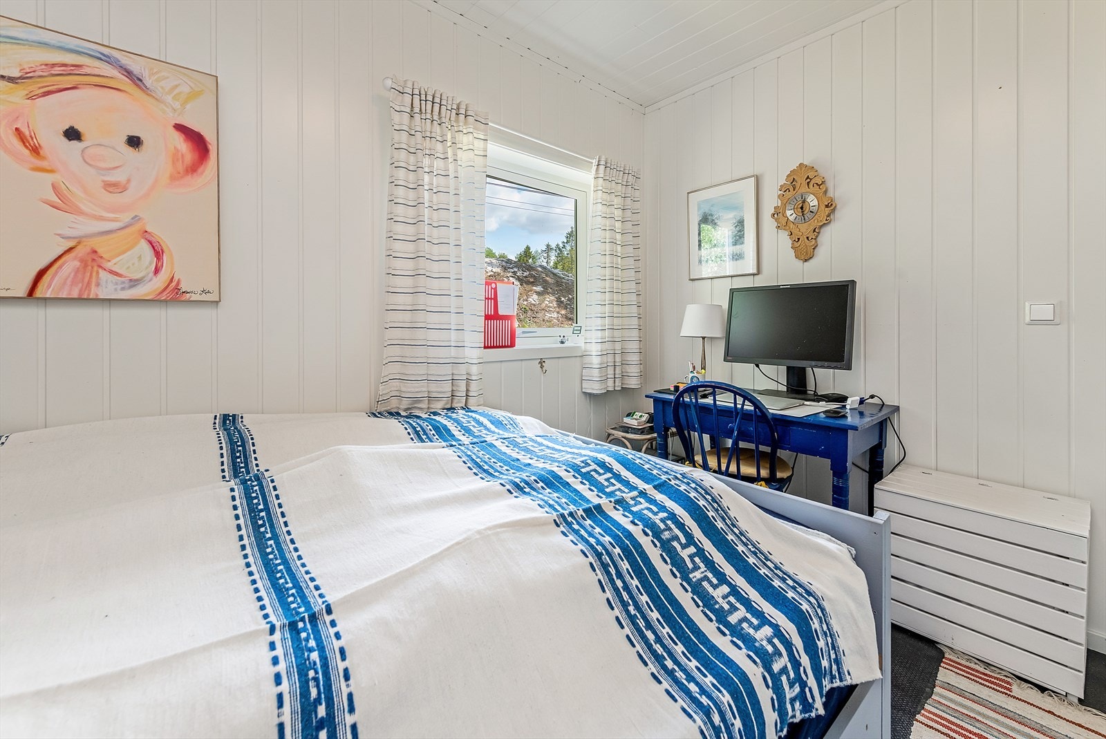 Soverom 2 er også av god størrelse. Det god plass til dobbeltseng, nattbord og et skrivebord. Det er et ypperlig barnerom, ungdomsrom eller gjesterom. Galleribilde