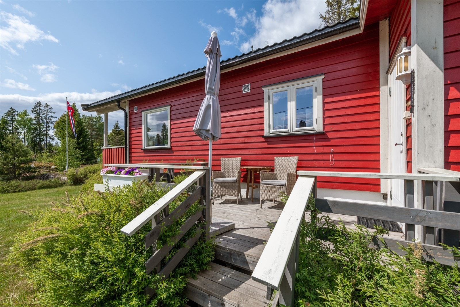 Det er et hyggelig inngangsparti med god plass til spisebord eller lounge. Galleribilde