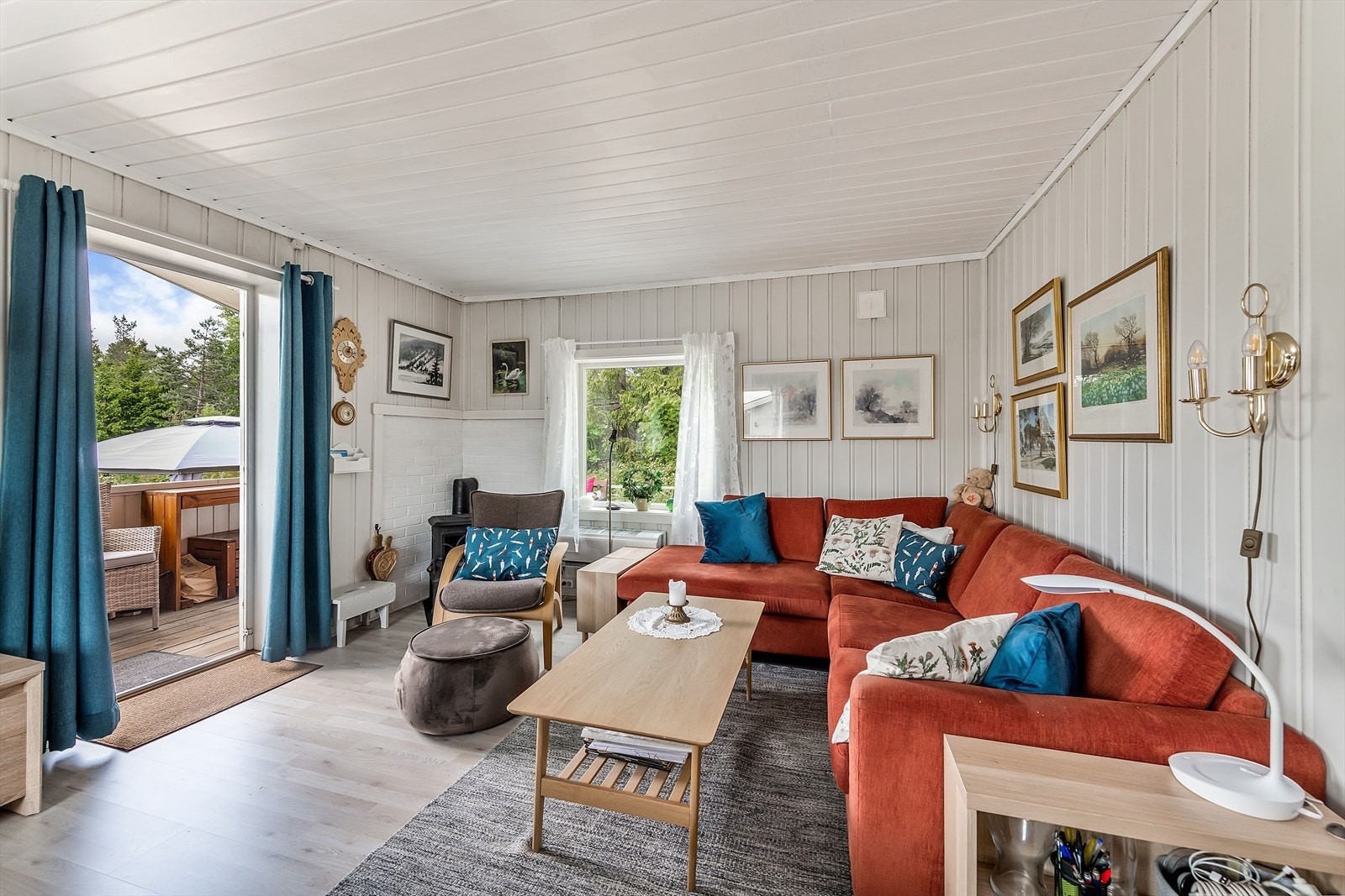 Flere vindusflater slipper godt med naturlig lys inn. Galleribilde