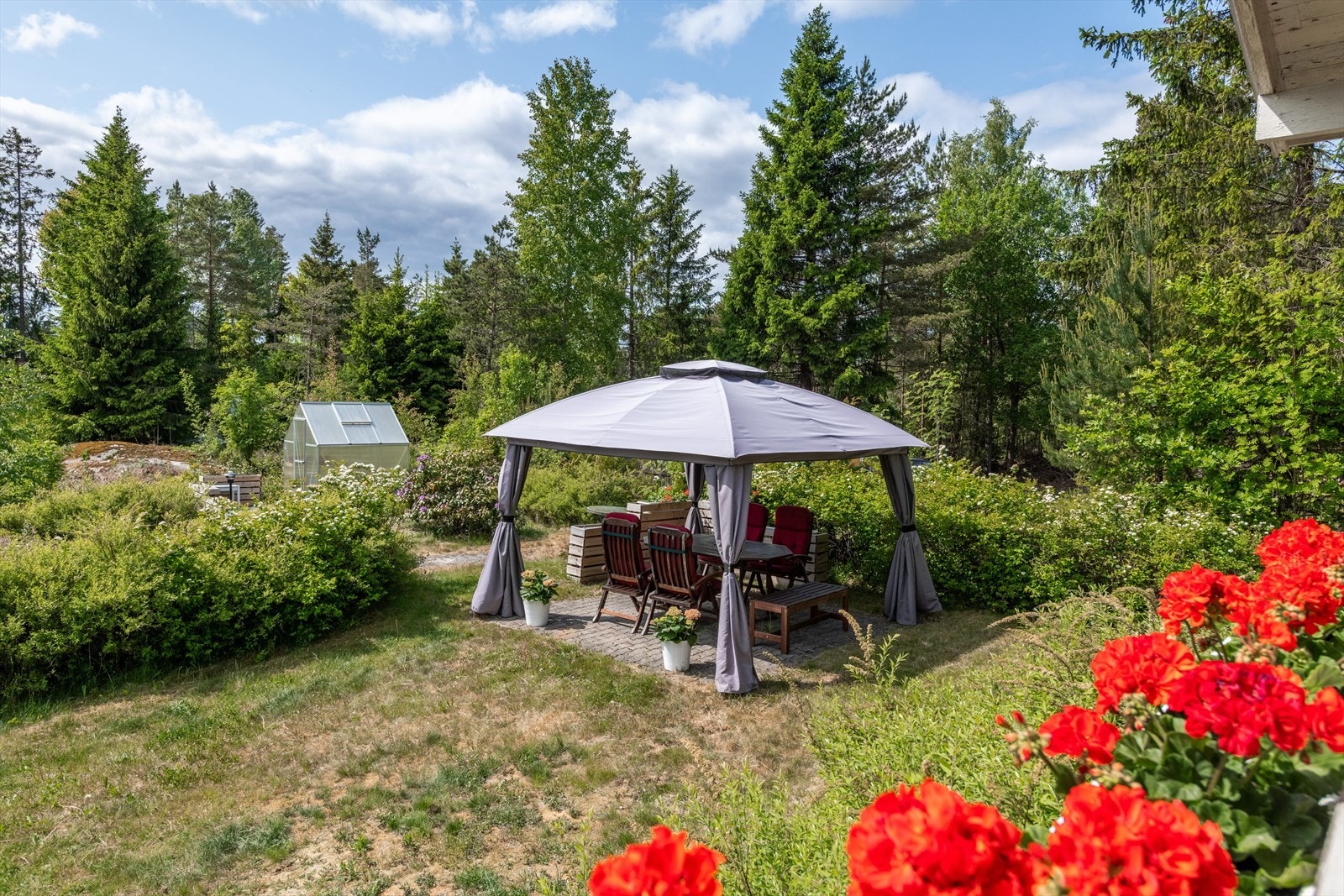 Utsiktsbilde fra terrasse mot hagen. Galleribilde