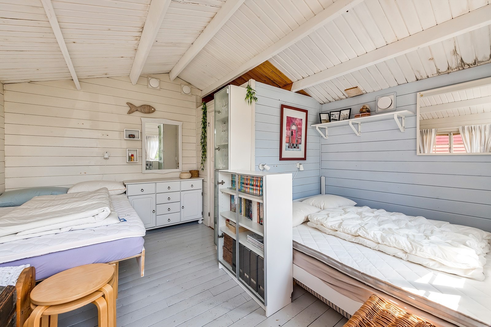 Anneks. Soverom har god plass til dobbeltseng, enkeltseng og kommode. (Yttertak med tidligere fuktskade) Galleribilde