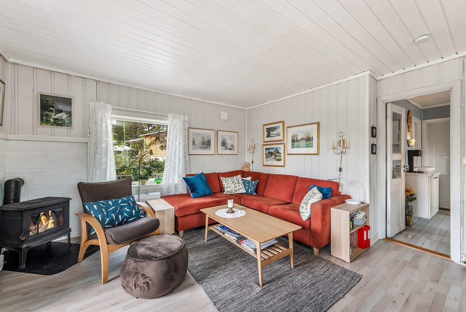 Lys og koselig stue med plass til en sofagruppe, bord og reol. Galleribilde