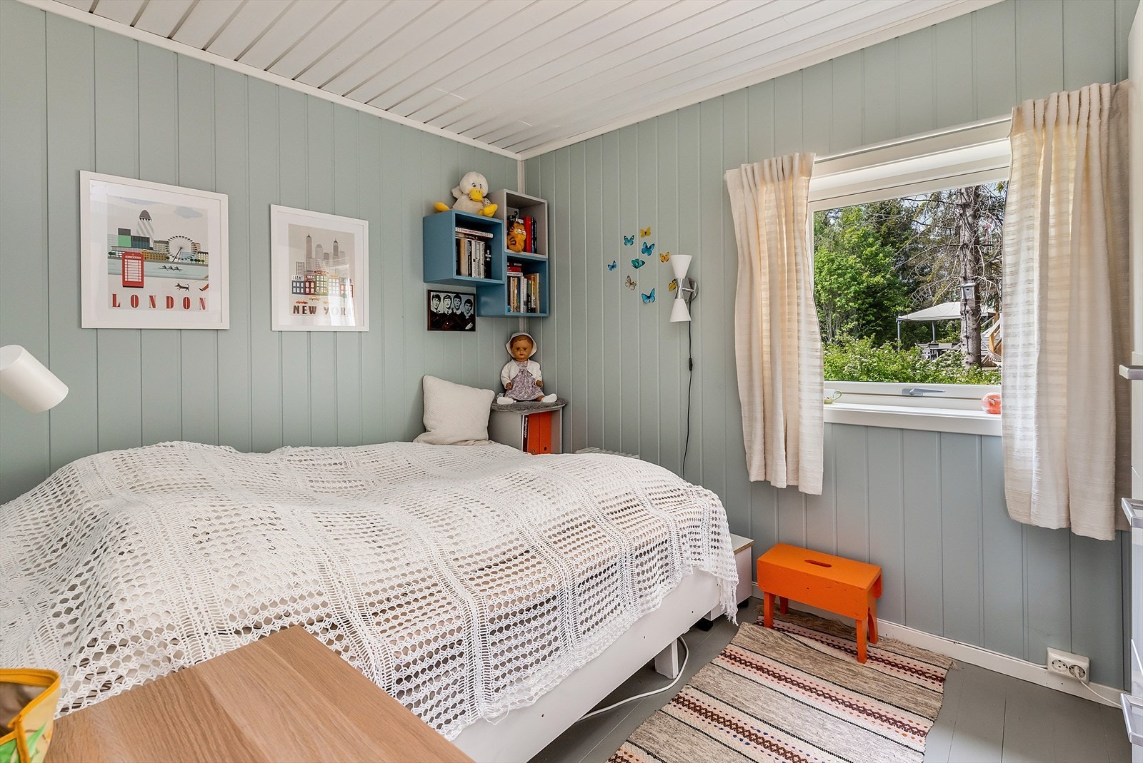 Soverom (1) er romslig med god plass til dobbeltseng og nattbord. Galleribilde