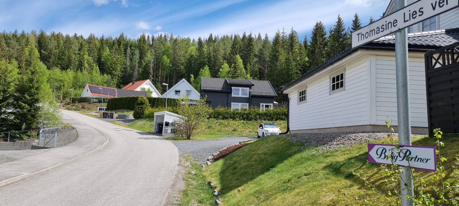 Skilt i kryss inn mot tomt Galleribilde