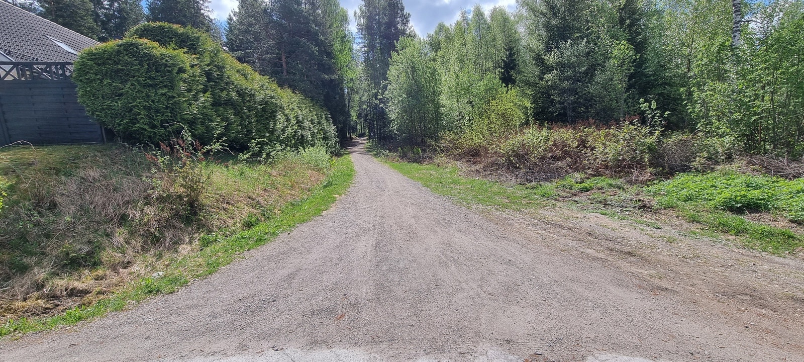 Sykkel eller gangsti mot Liermoen med badeplass, golfanlegg eller skianlegg. Galleribilde