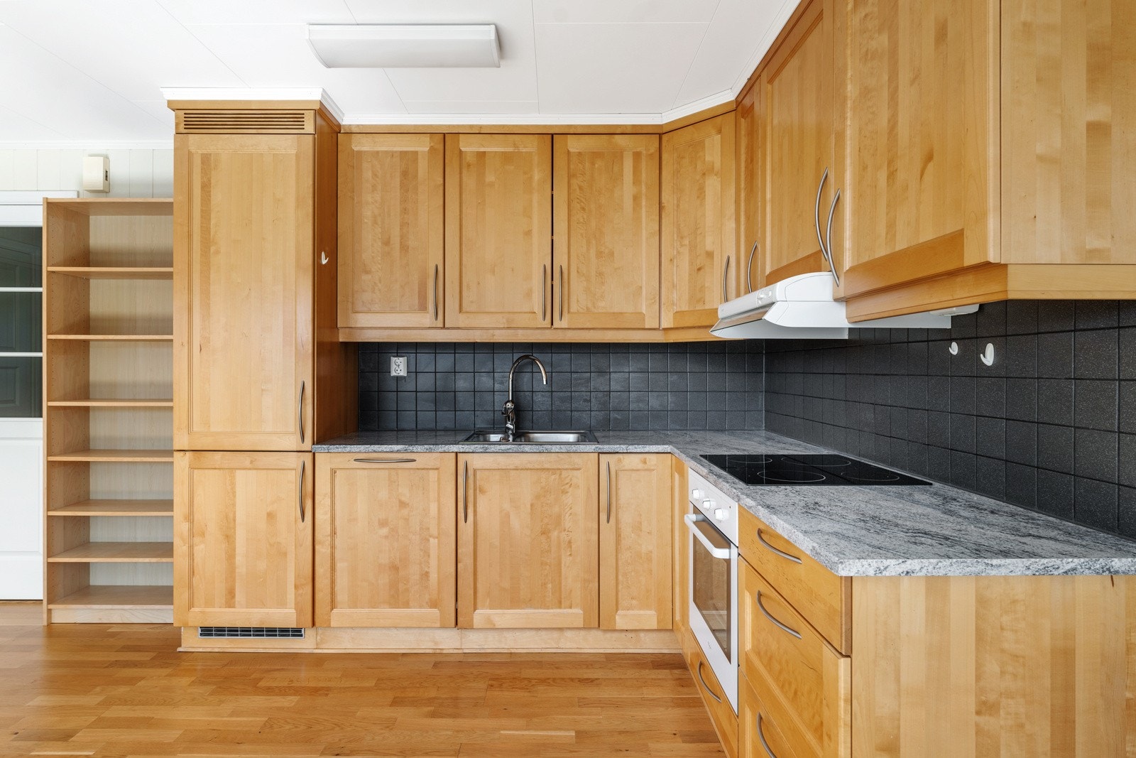 Kjøkken med integrerte hvitevarer Galleribilde