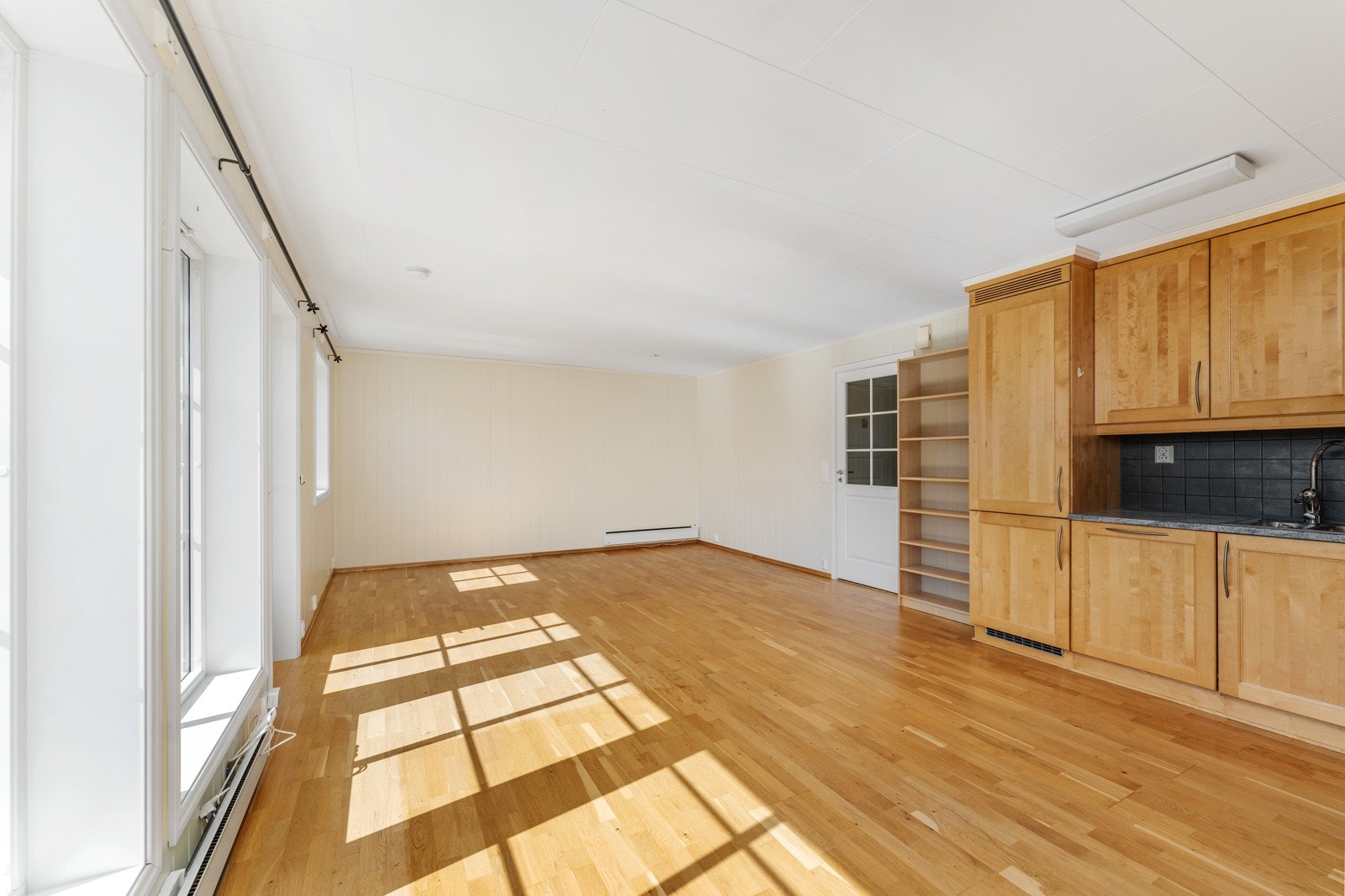 Stue. Stoe vindusflater gir godt med naturlig lys inn i rommet. Galleribilde