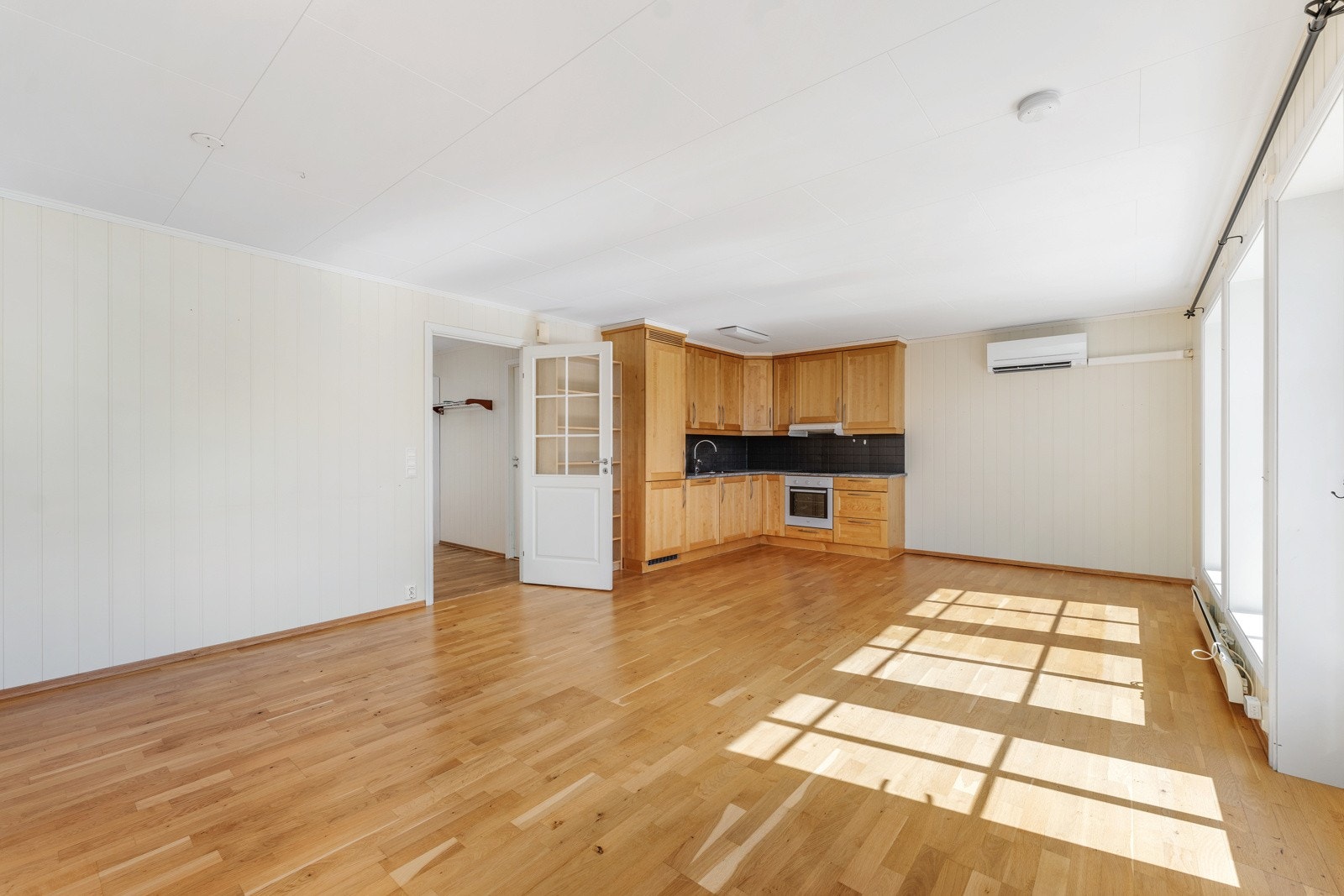 Stue og kjøkken i åpen løsning Galleribilde