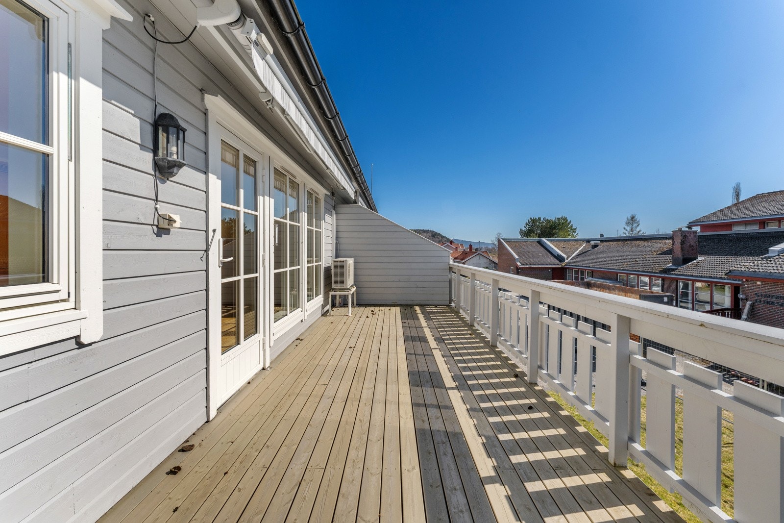 Romslig og solrik veranda Galleribilde