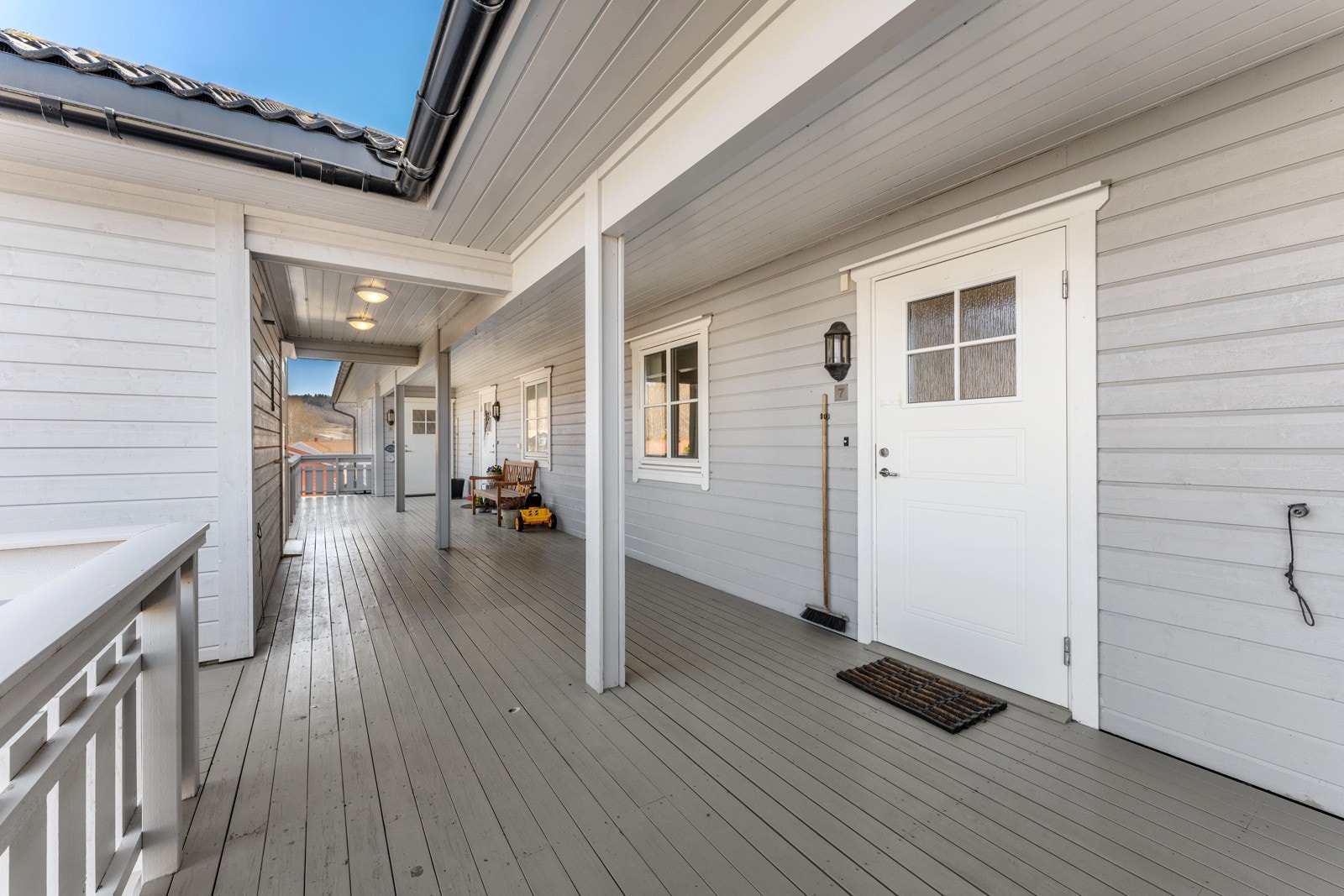 Inngangsparti. Leiligheten ligger i 2.etasje. Det går både heis og trapp opp. Galleribilde