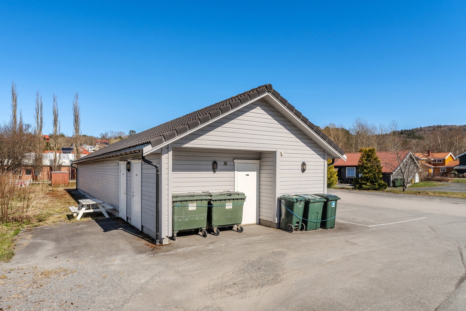 Her disponerer leiligheten egen garasjeplass og bod. Galleribilde