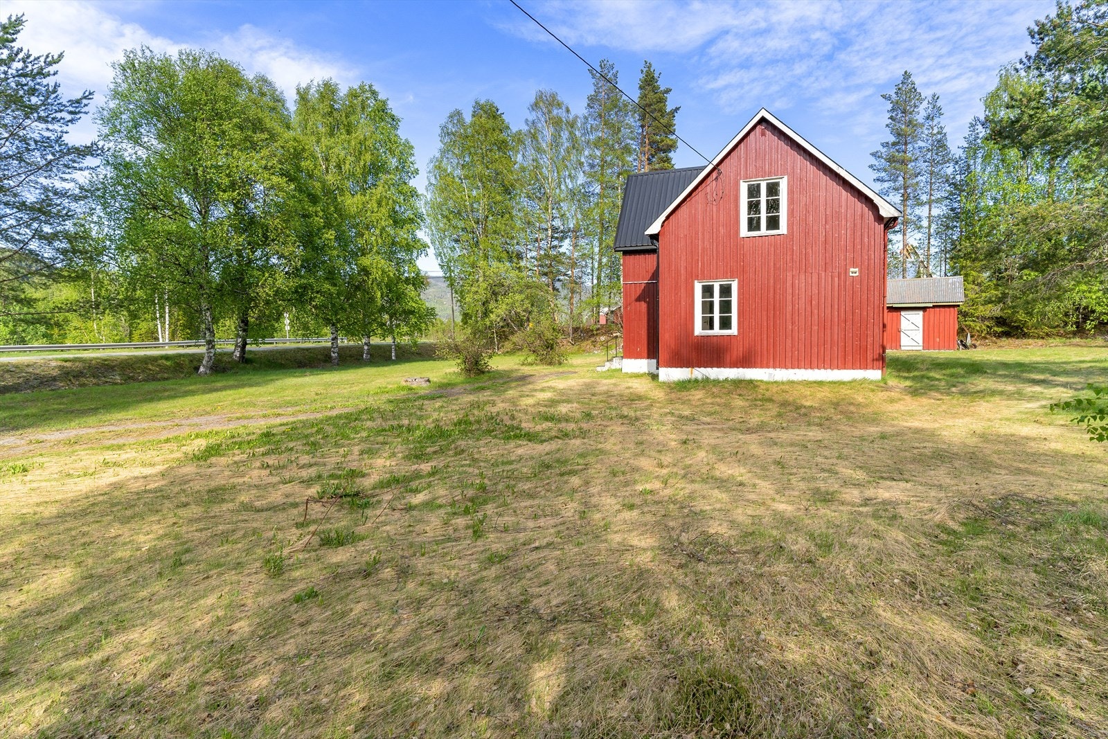 Renoveringsobjekt på stor tomt. Galleribilde