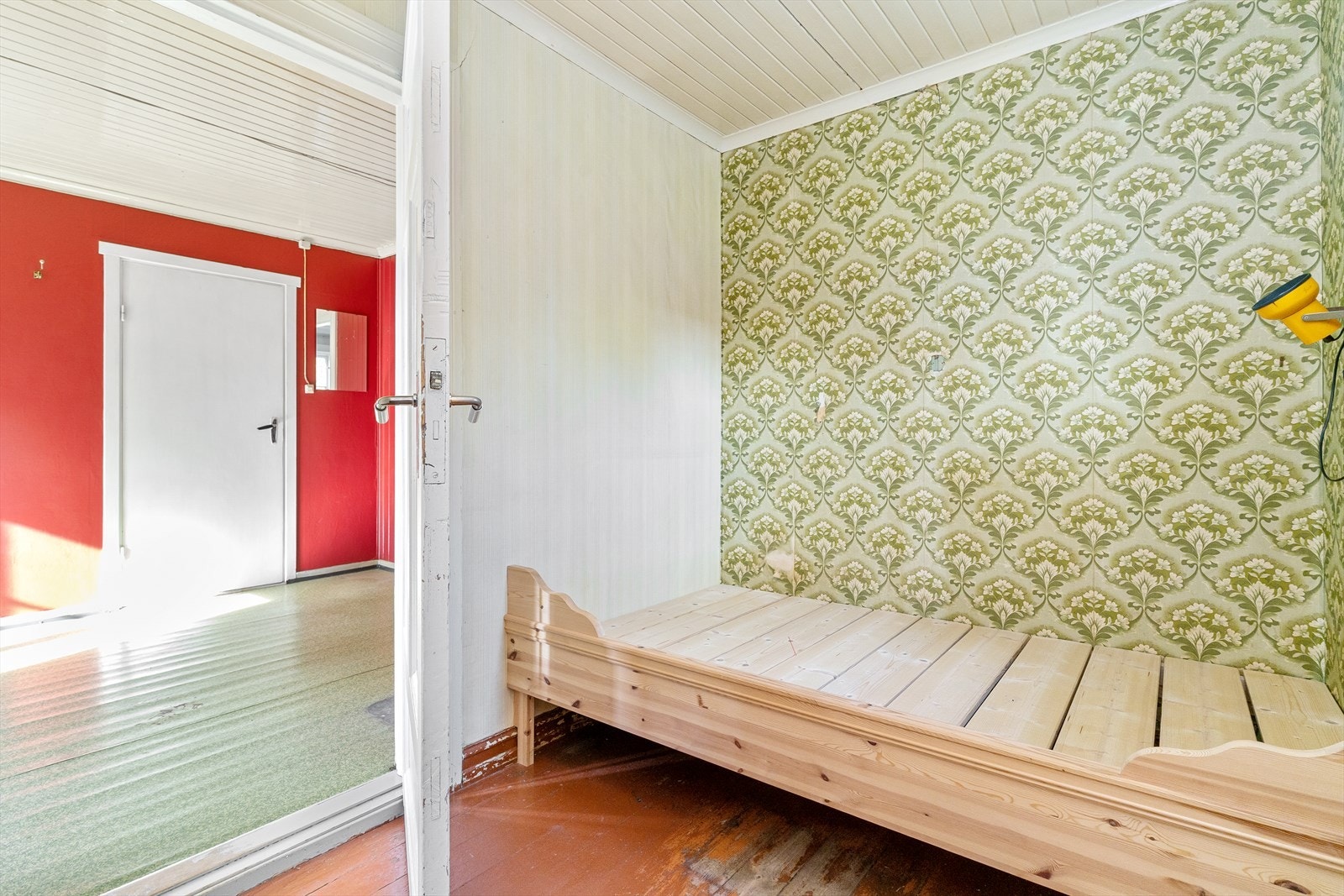 Rommet mellom kjøkken og bad er innredet med seng (ikke godkjent som soverom). Galleribilde