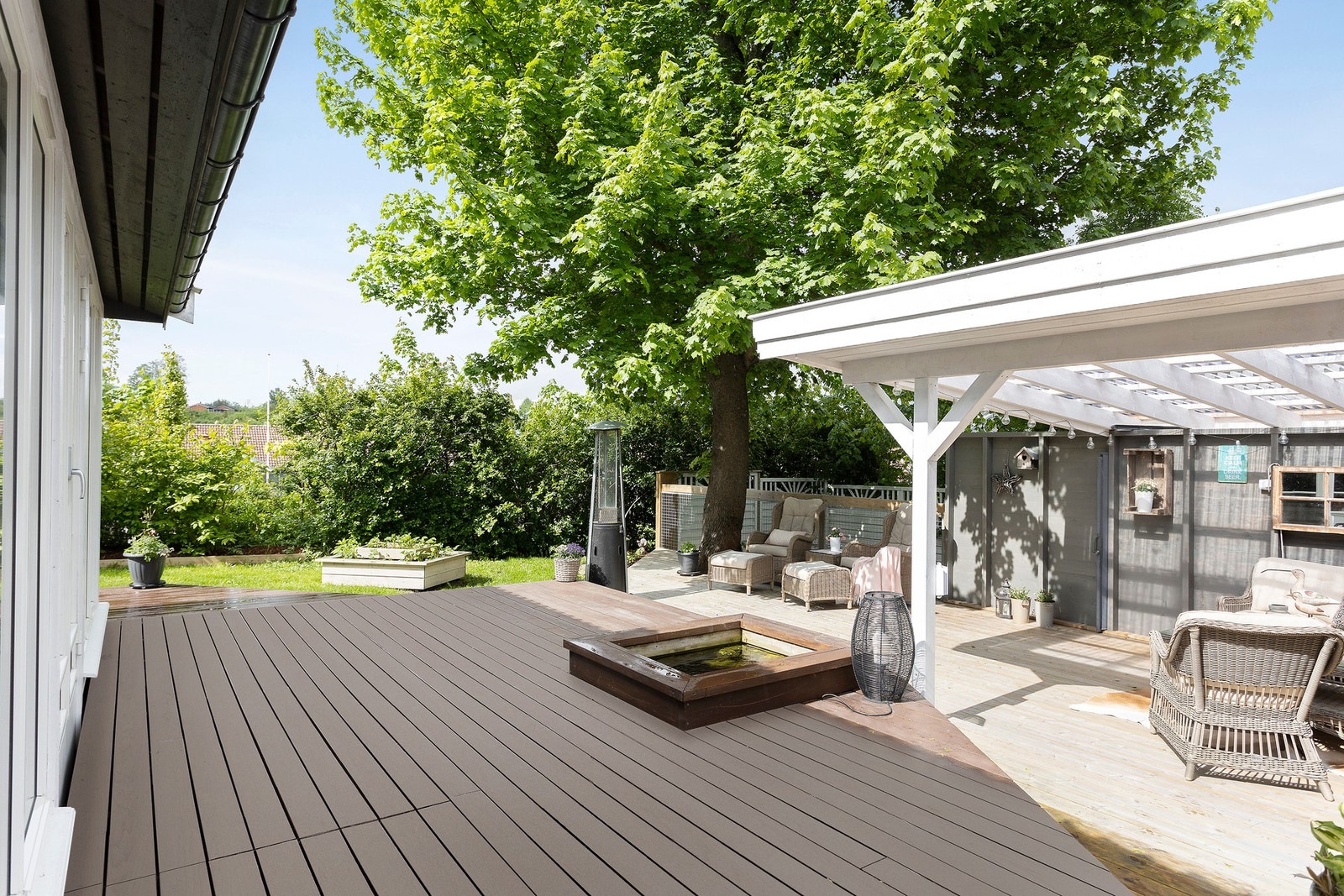 Deler av terrasse er overbygd, perfekt for trønderværet. Galleribilde