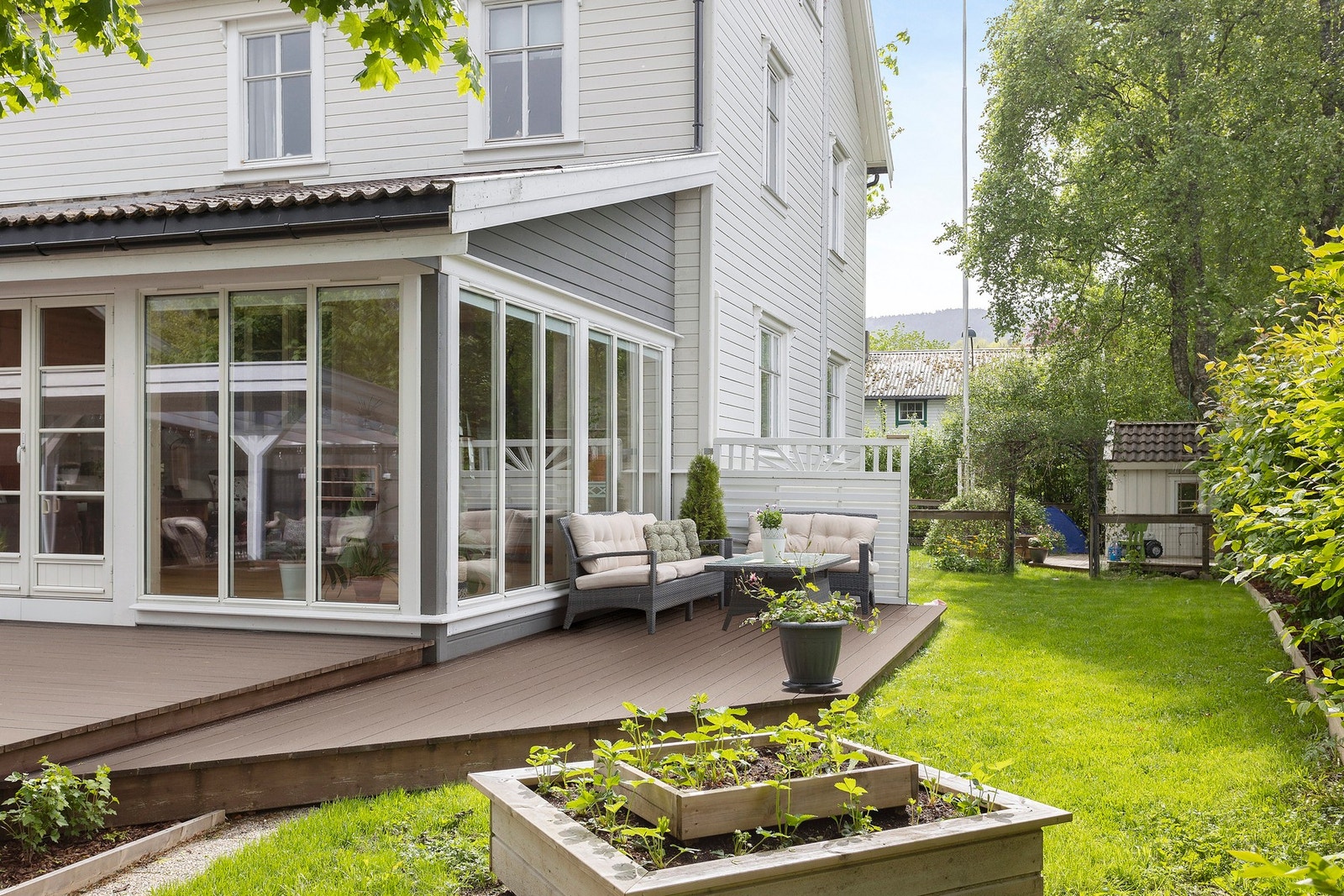 Eiendommen er flott opparbeidet med flere uteplasser. Galleribilde