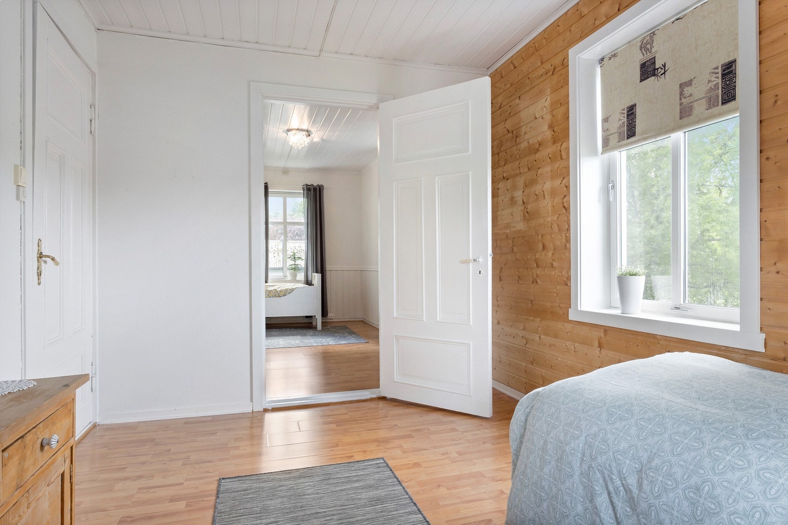Det er gjennomgang fra dette soverommet for å komme seg inn til soverom 2. Galleribilde