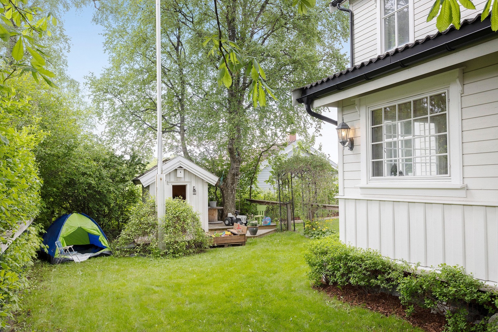 På fremsiden av boligen finner du en liten dukkestue. Galleribilde