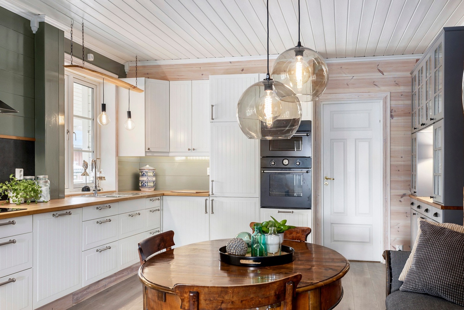 Du har god plass til å innrede med en spiseplass inne på kjøkkenet. Galleribilde