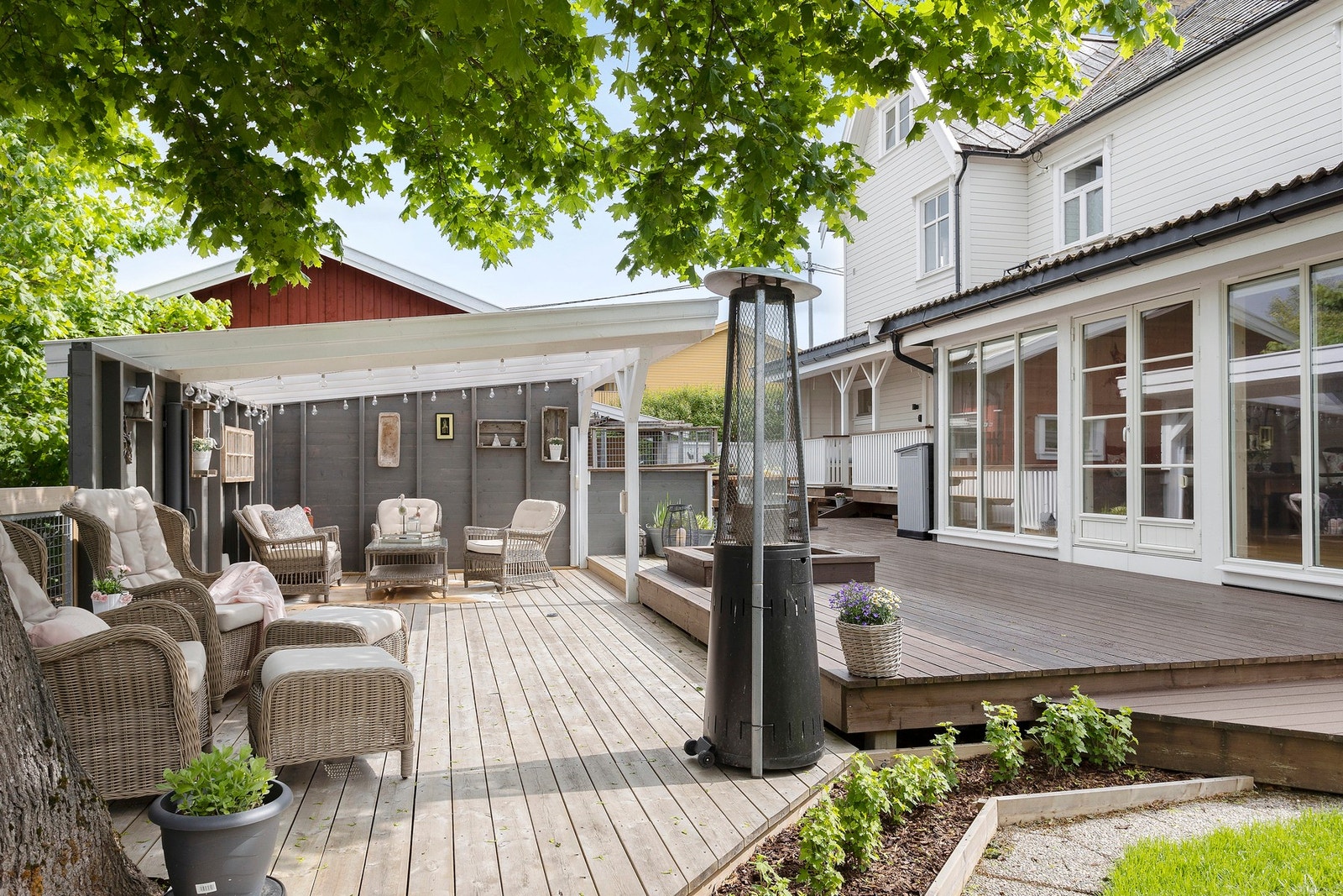 Uteplassene er helt skjermet for innsyn og er flott opparbeidet med flere soner. Galleribilde
