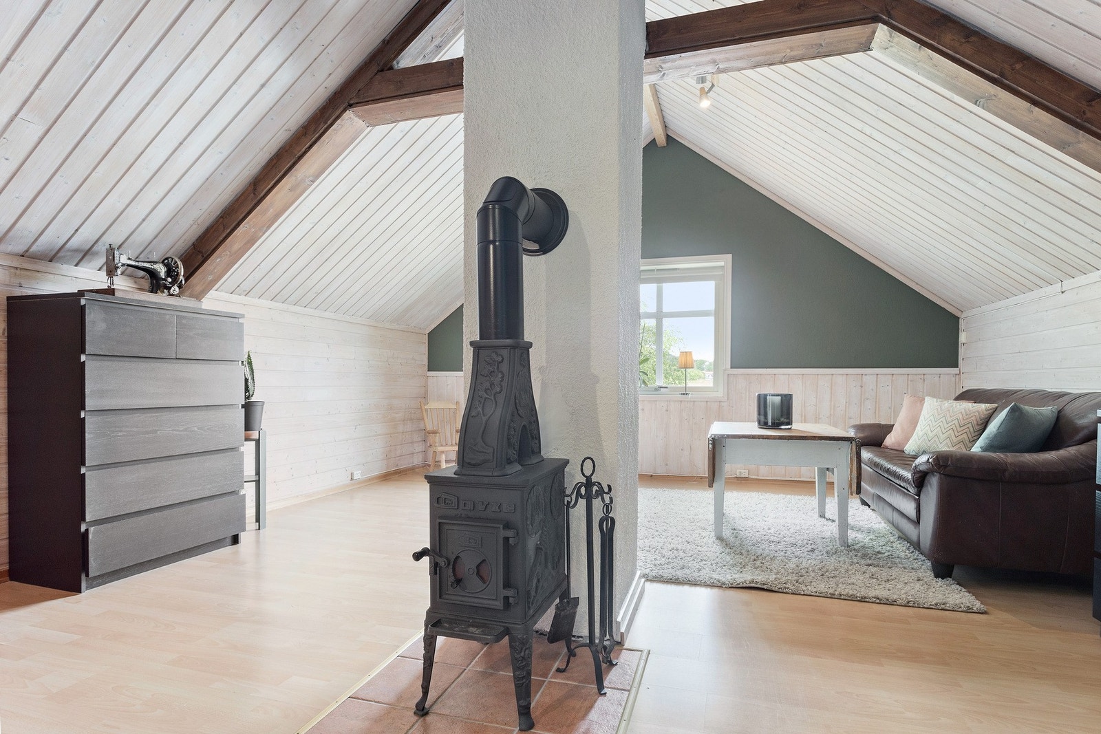 Loftstuen er innredet med en peisovn. Galleribilde