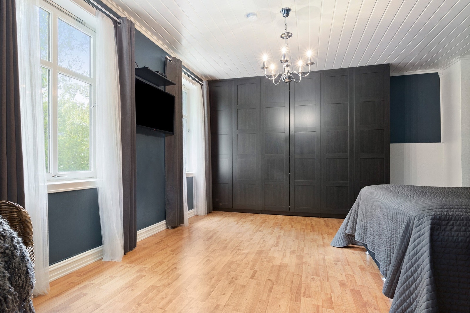 Her har du rikelig med plass til dobbeltseng og stor garderobeløsning. Galleribilde