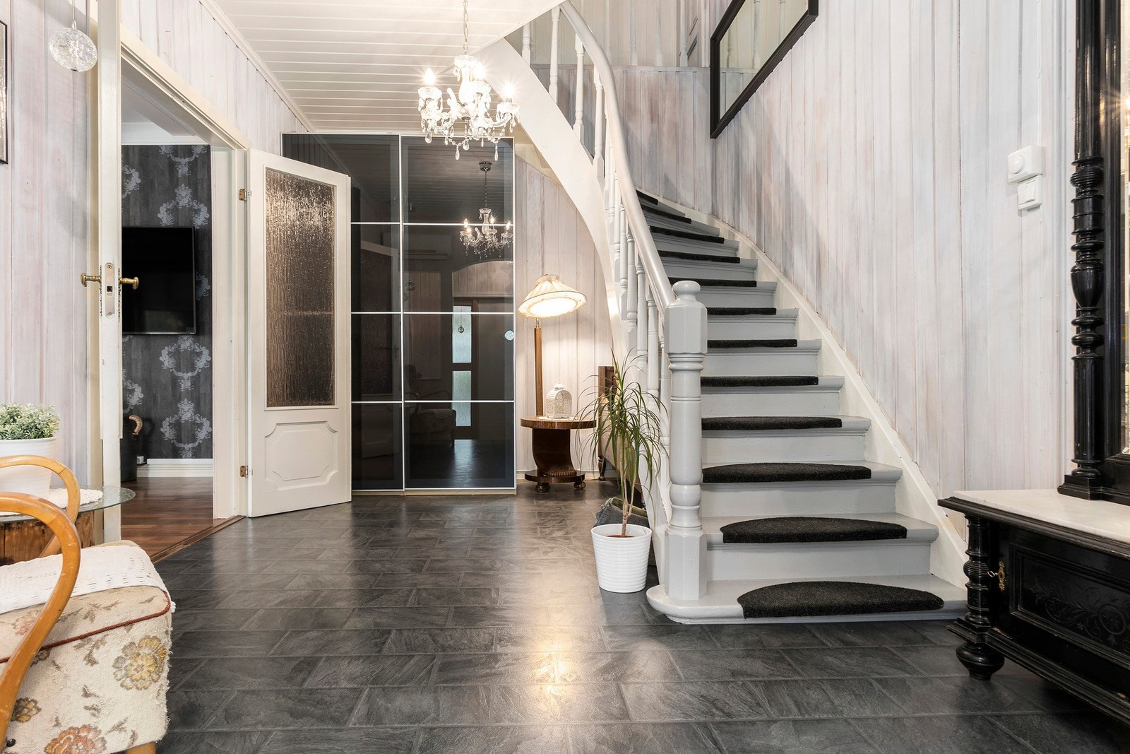 Gangen er innredet med en skyvedørsgarderobe med mye oppbevaringsplass. Galleribilde