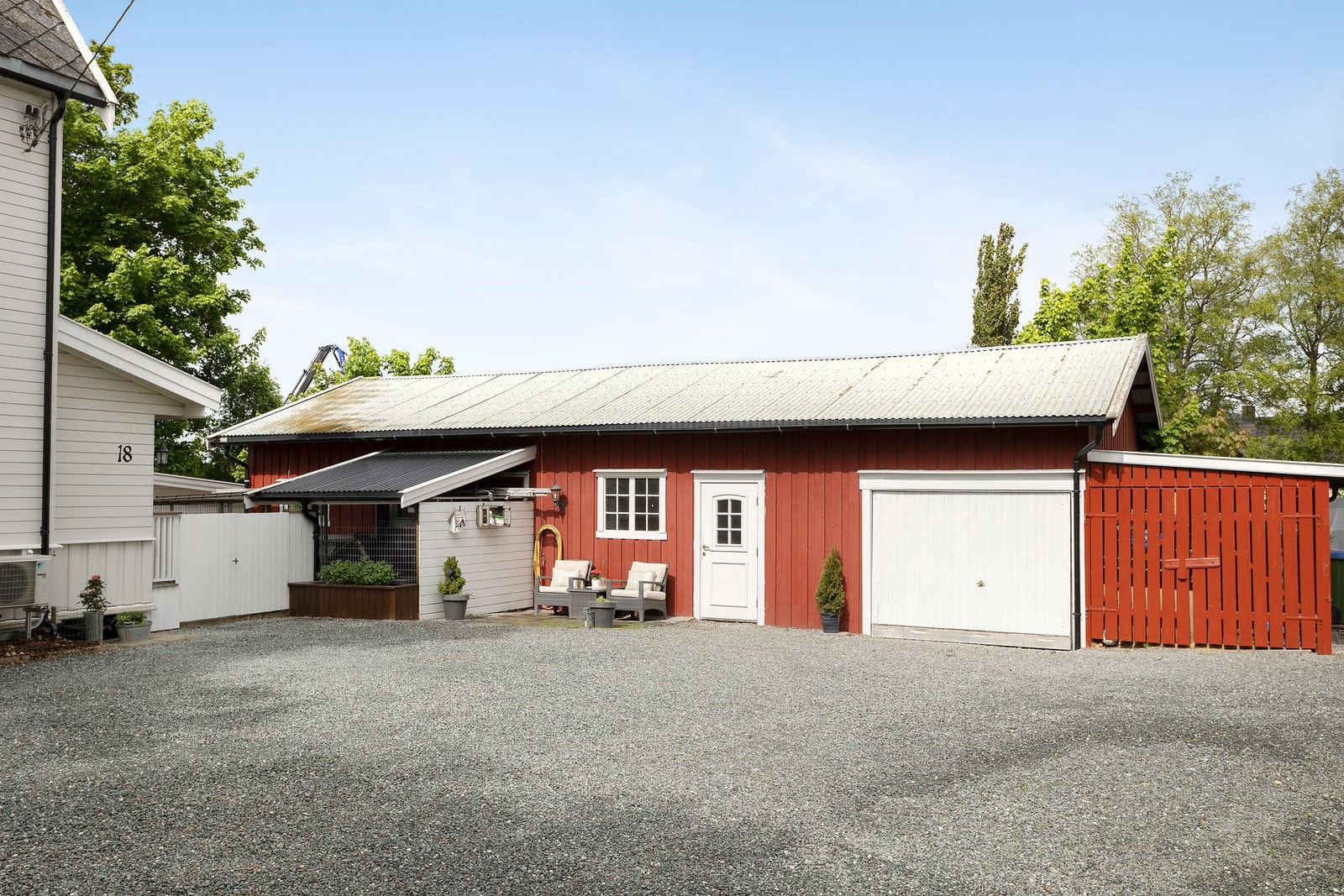Stor gruslagt gårdsplass. Her finner du garasje plass og en stor hundegård. Galleribilde