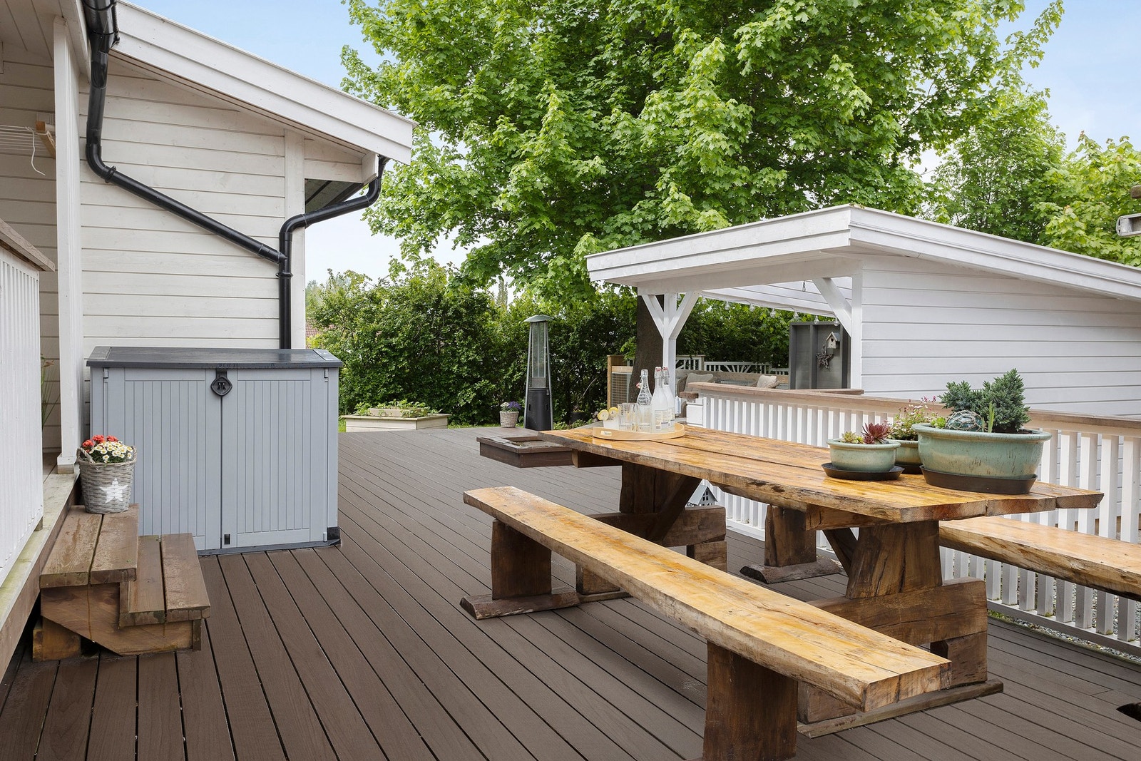 På store deler av uteområdet er det lagt terrasse. Galleribilde