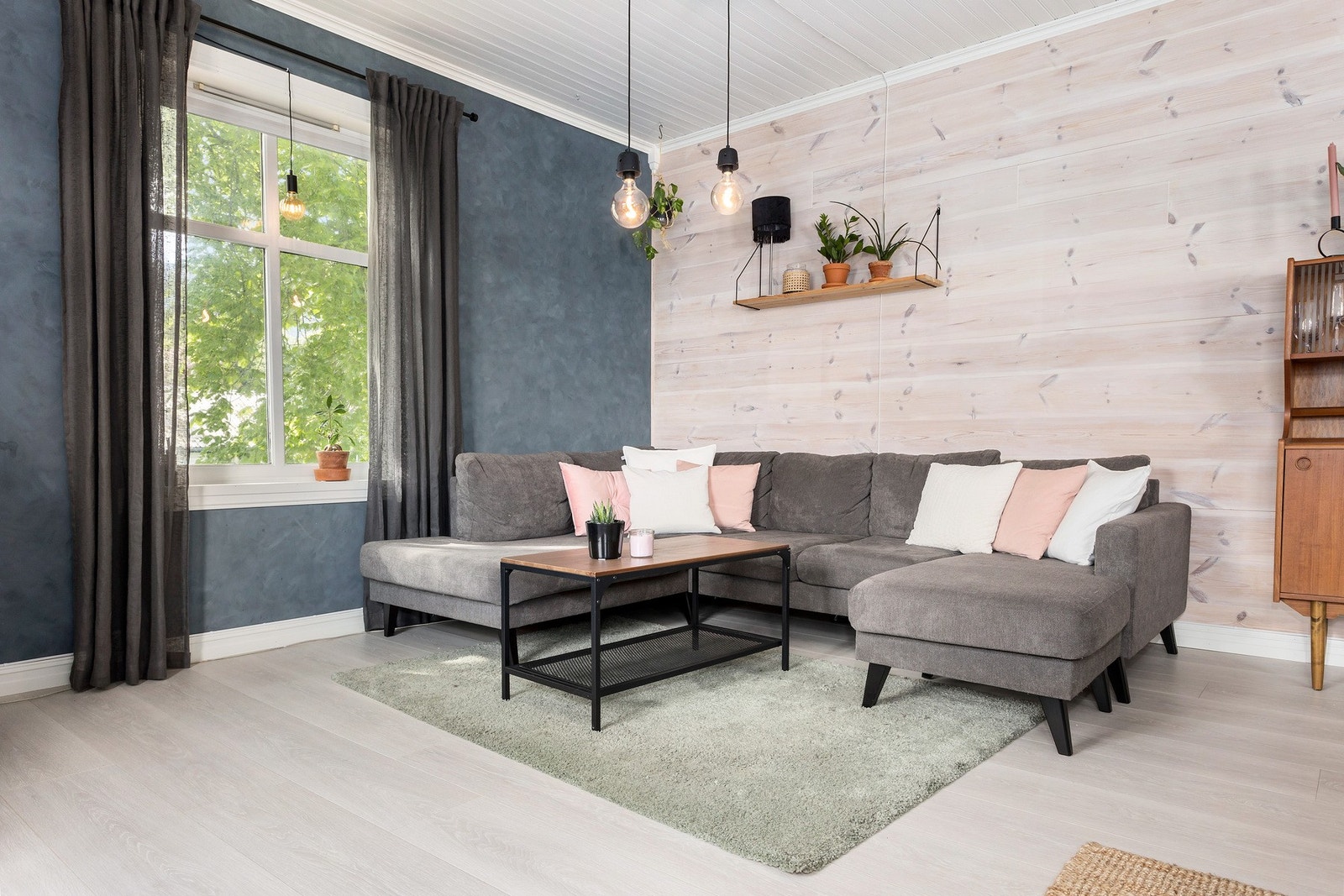 Hyggelig sofakrok med moderne fargevalg. Galleribilde