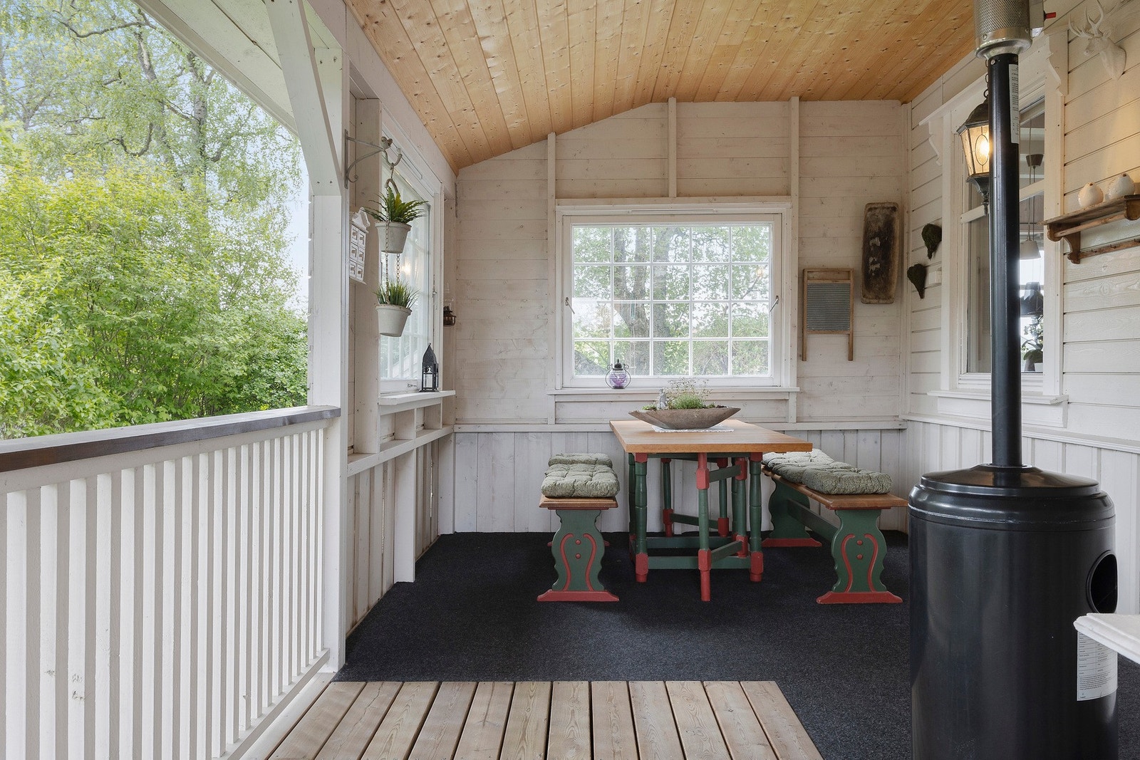 På fremsiden ved inngangspartiet finner du en lun og hyggelig sitteplass. Galleribilde