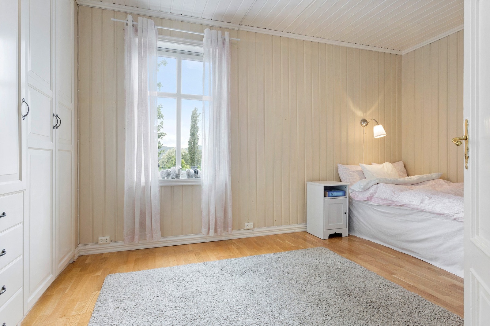 Soverom4 er på 13 kvm, her medfølger det en stor innebygd garderobeløsning. Galleribilde