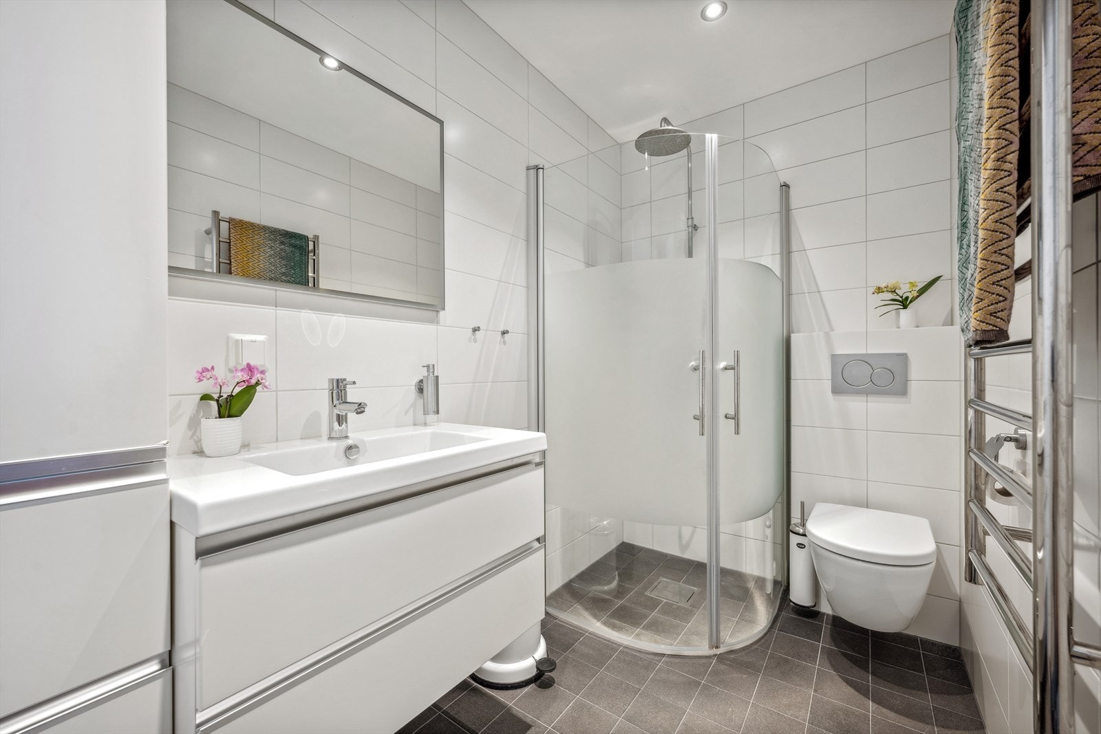 Baderommet i 1.etasje ble renovert av fagfolk i 2015. Galleribilde
