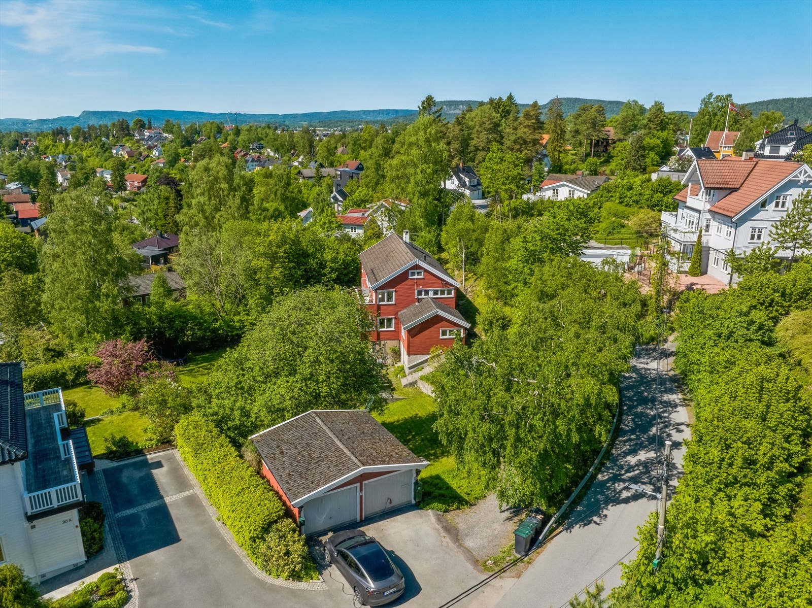 Det medfølger del av felles garasje med ladestasjon for elbil. Galleribilde