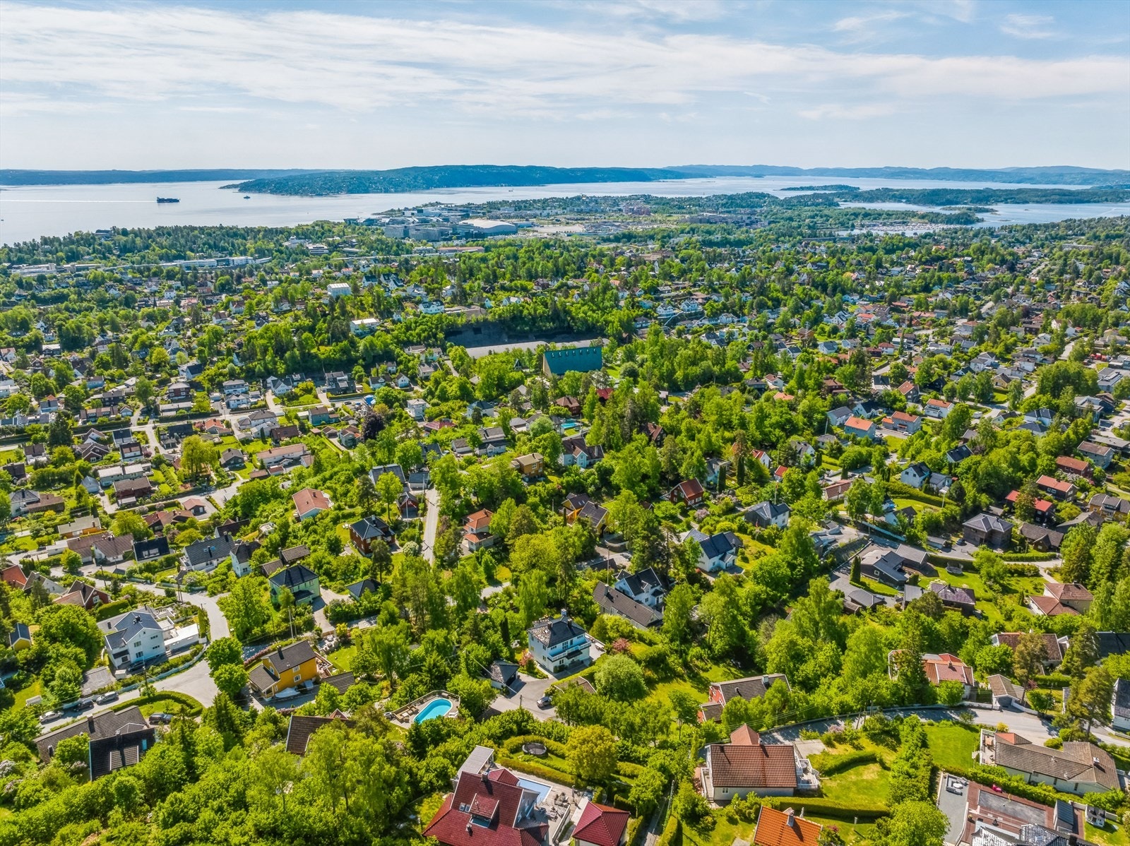 Boligen ligger familievennlig til i et ettertraktet villastrøk med kort vei til Jar Skole, barnehage og Jarhuset. Galleribilde