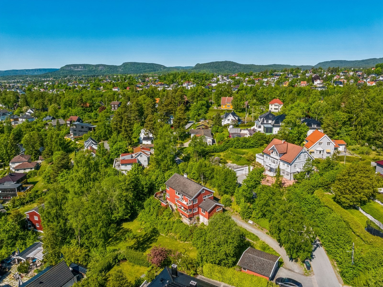 Eiendommen ligger fint til i et etablert område. Galleribilde