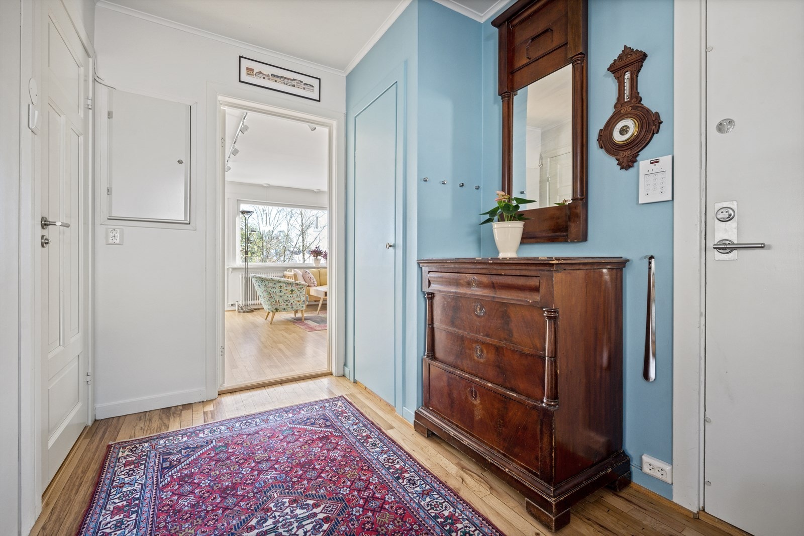 Fra felles inngangsparti kommer en inn i boligens entré/gang. Galleribilde