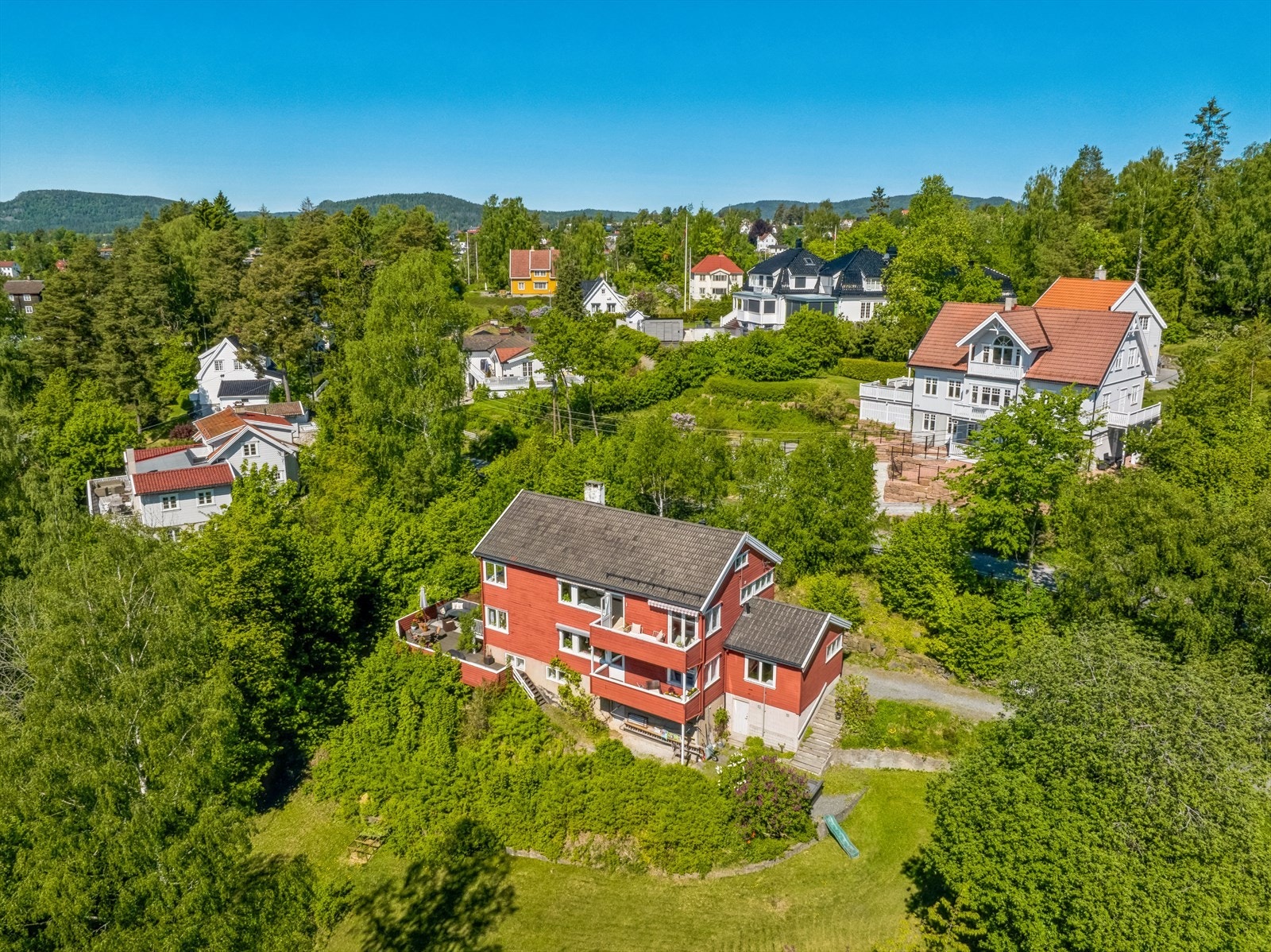 Boligen er en halvpart av horisontaldelt tomannsbolig, som går over 1.etasje og underetasje. Galleribilde