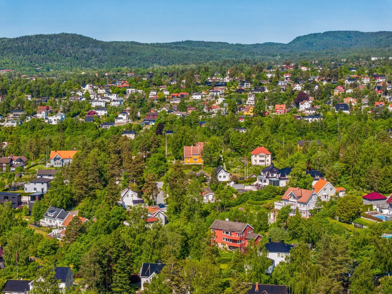 Fra eiendommen er det kort vei til friområder på Jarmyra. Det er også kort vei til Tjernsrud-skogen og Bekkestua. Galleribilde