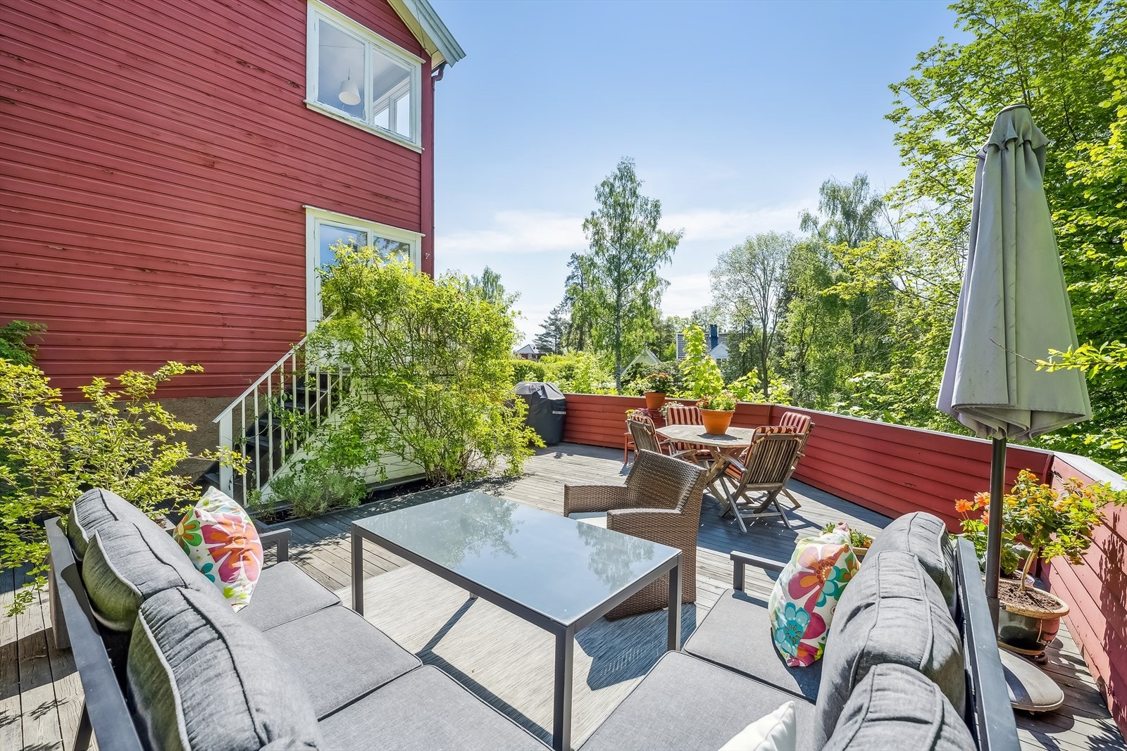 Eiendommen har en romslig og herlig, solrik tomt og i tillegg har leiligheten en solrik terrasse og en trivelig balkong med morgensol. Galleribilde
