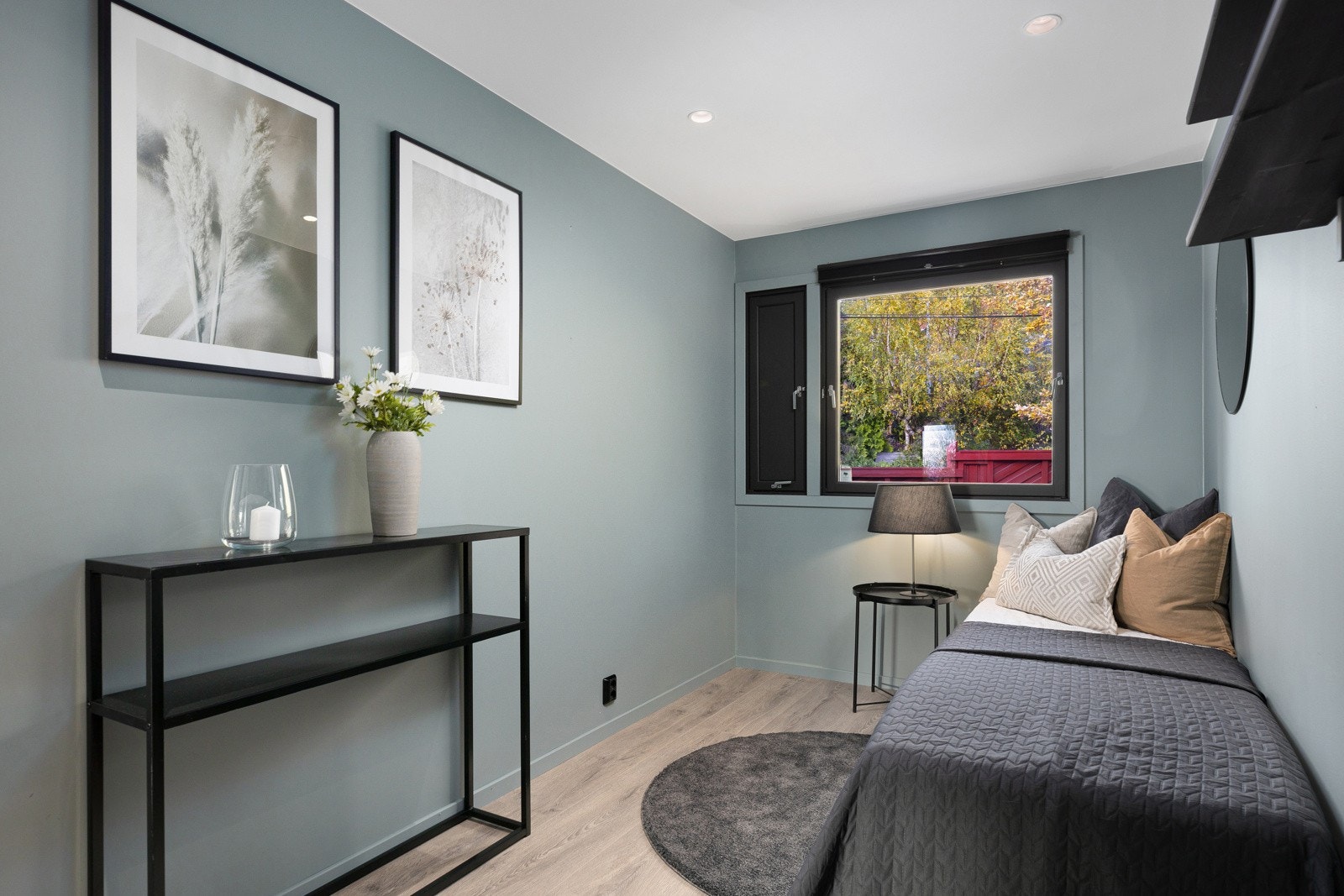 Det andre soverommet har plass til seng med nattbord, skrivebord og den snekker tilpasset garderobeløsningen, og egner seg perfekt som barne-/gjesterom/kontor. Galleribilde