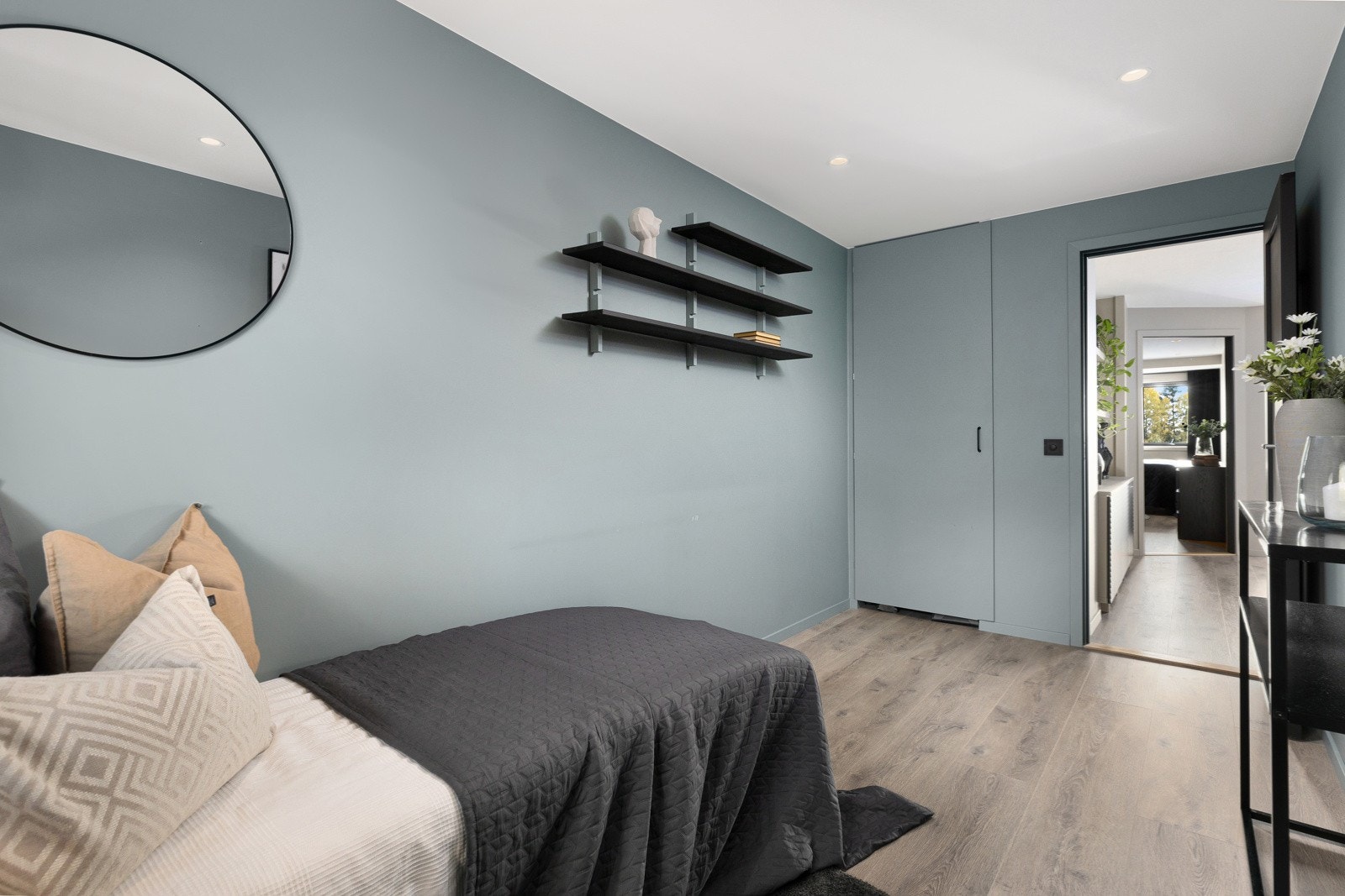 Det andre soverommet har plass til seng med nattbord, skrivebord og den snekker tilpasset garderobeløsningen, og egner seg perfekt som barne-/gjesterom/kontor. Galleribilde