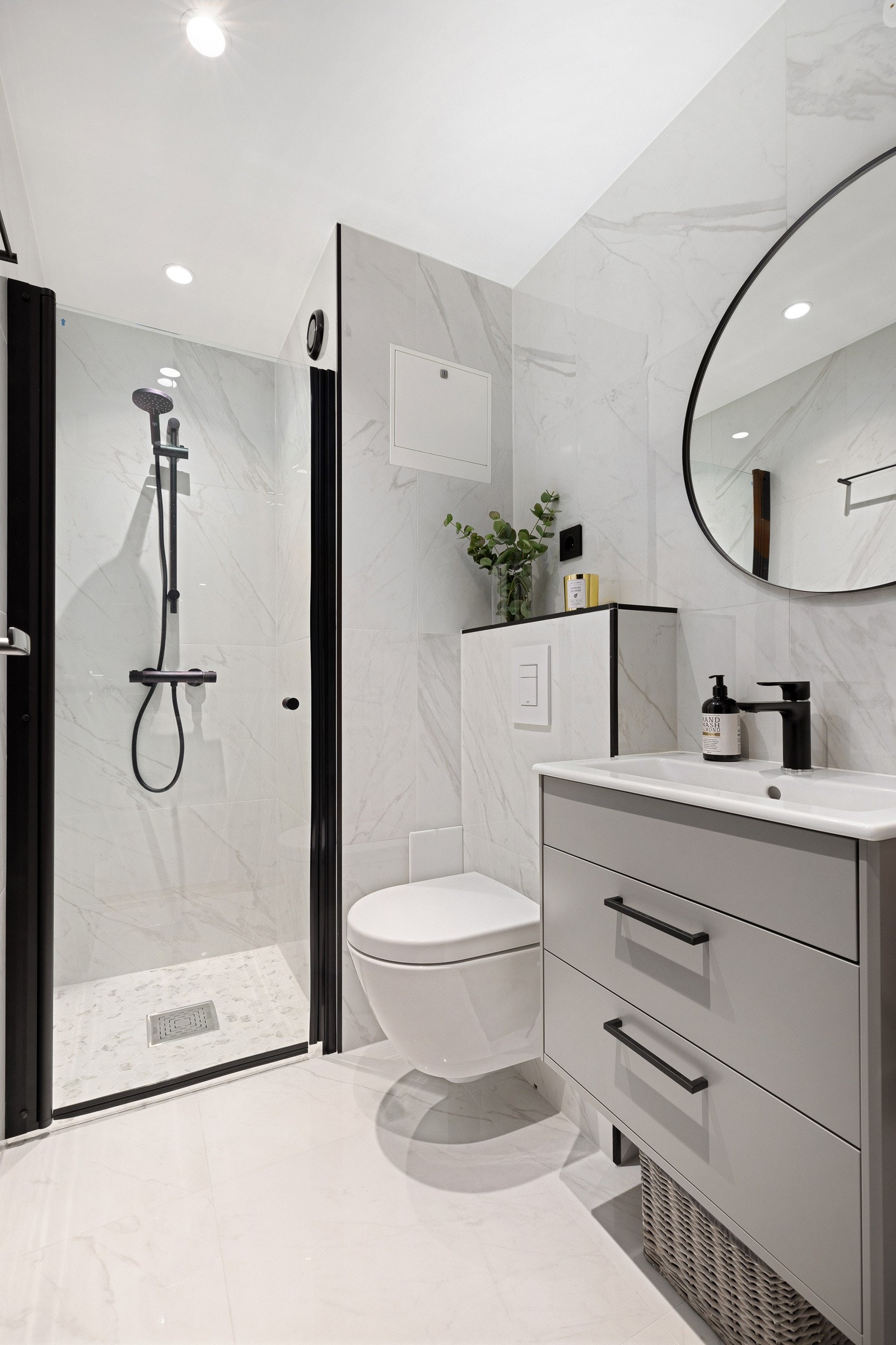Badet i tilknytning til hovedsoverommet har i likhet med det andre badet store og lekre gulv- og veggfliser, gulvvarme og downlights i himling. Galleribilde