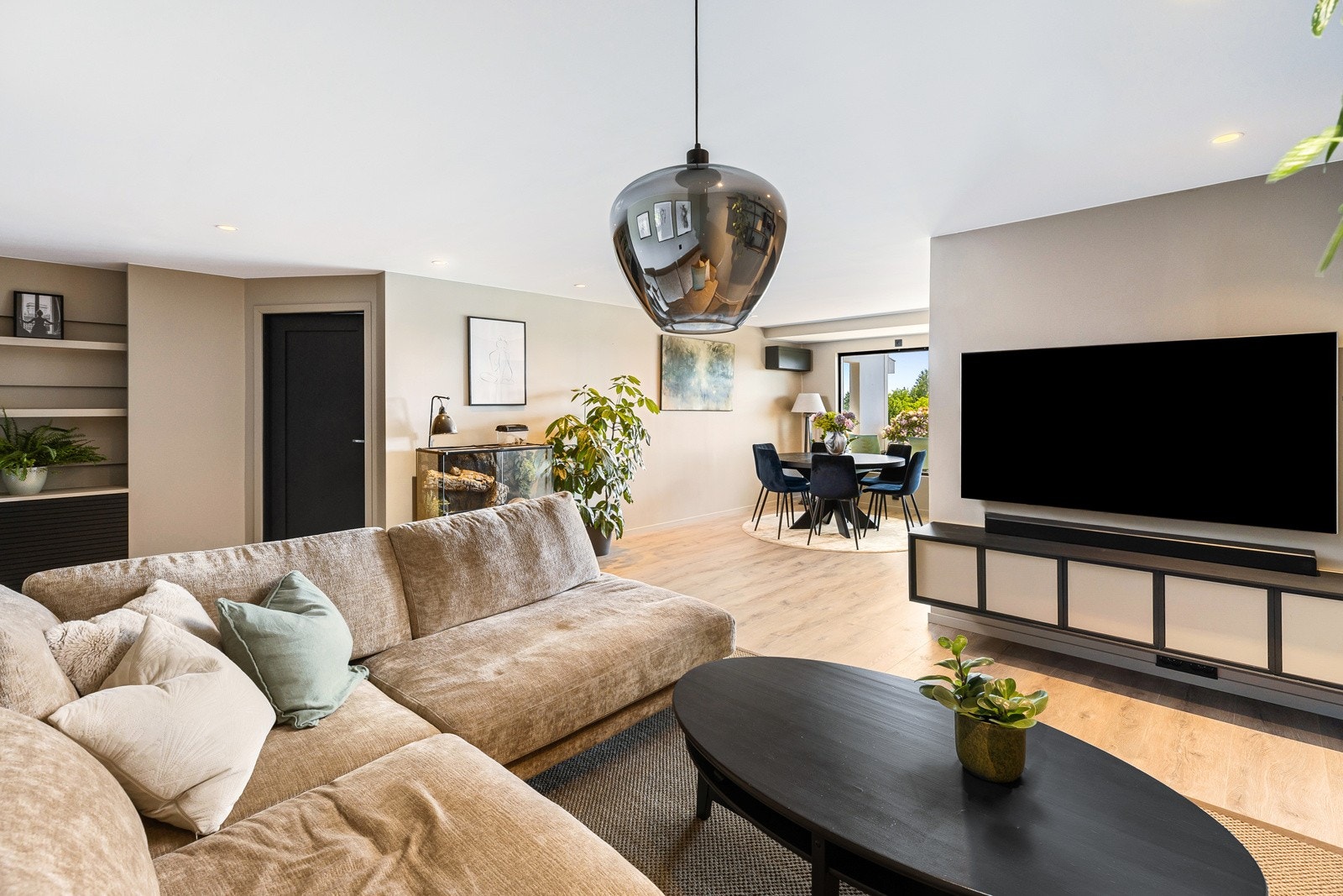 Lys og lekker stue med lekker énstavs laminat, downlights i himling og store vindusflater som slipper inn rikelig med naturlig lys. Galleribilde