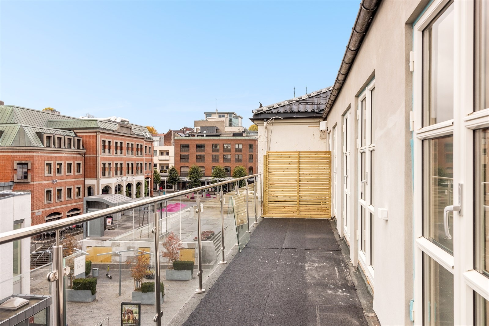 Romslig balkong Galleribilde