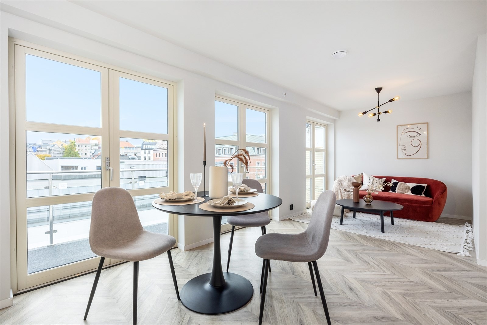 Stue/kjøkken har godt med lys fra store vindusflater Galleribilde