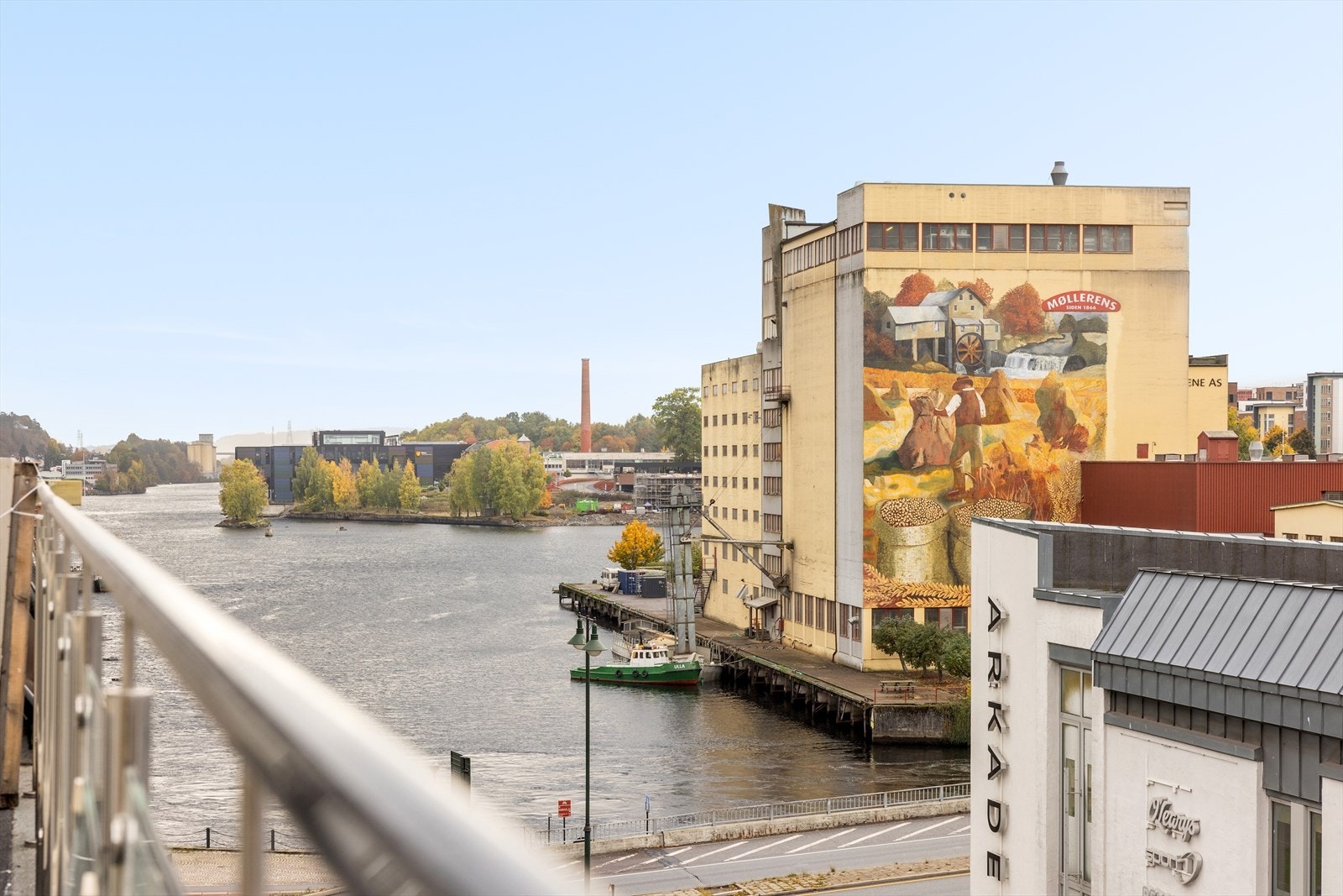 Flott utsikt til elven fra balkongen Galleribilde