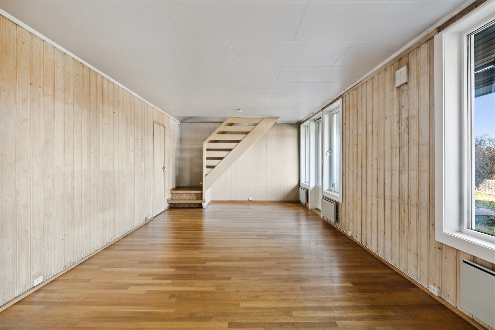 Her har man god plass til både en sofa som rommer mange, samt et spisebord. Galleribilde