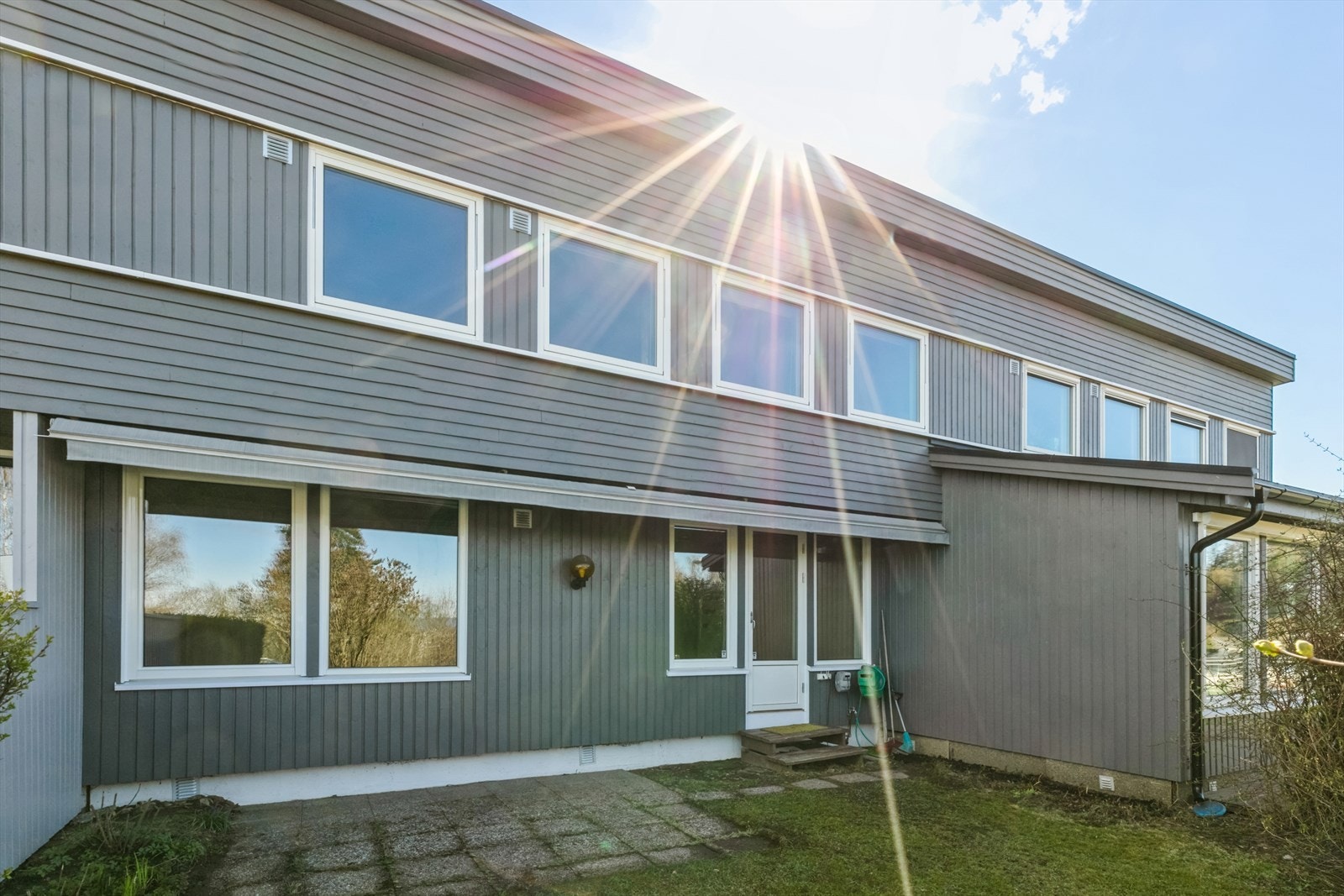 Det er utgang til vestvendt hellebelagt markterrasse utstyrt med motorisert markise og dobbel stikkontakt. Galleribilde