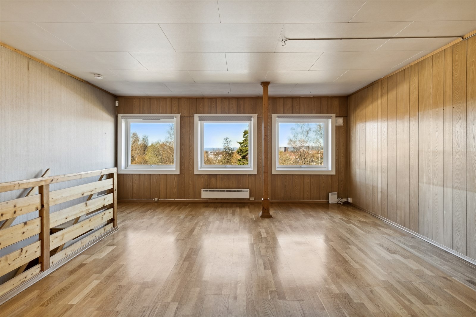 Stuen er et lyst og innbydende rom med gode møbleringsmuligheter og plass til både sofagruppe og spisebord. Galleribilde